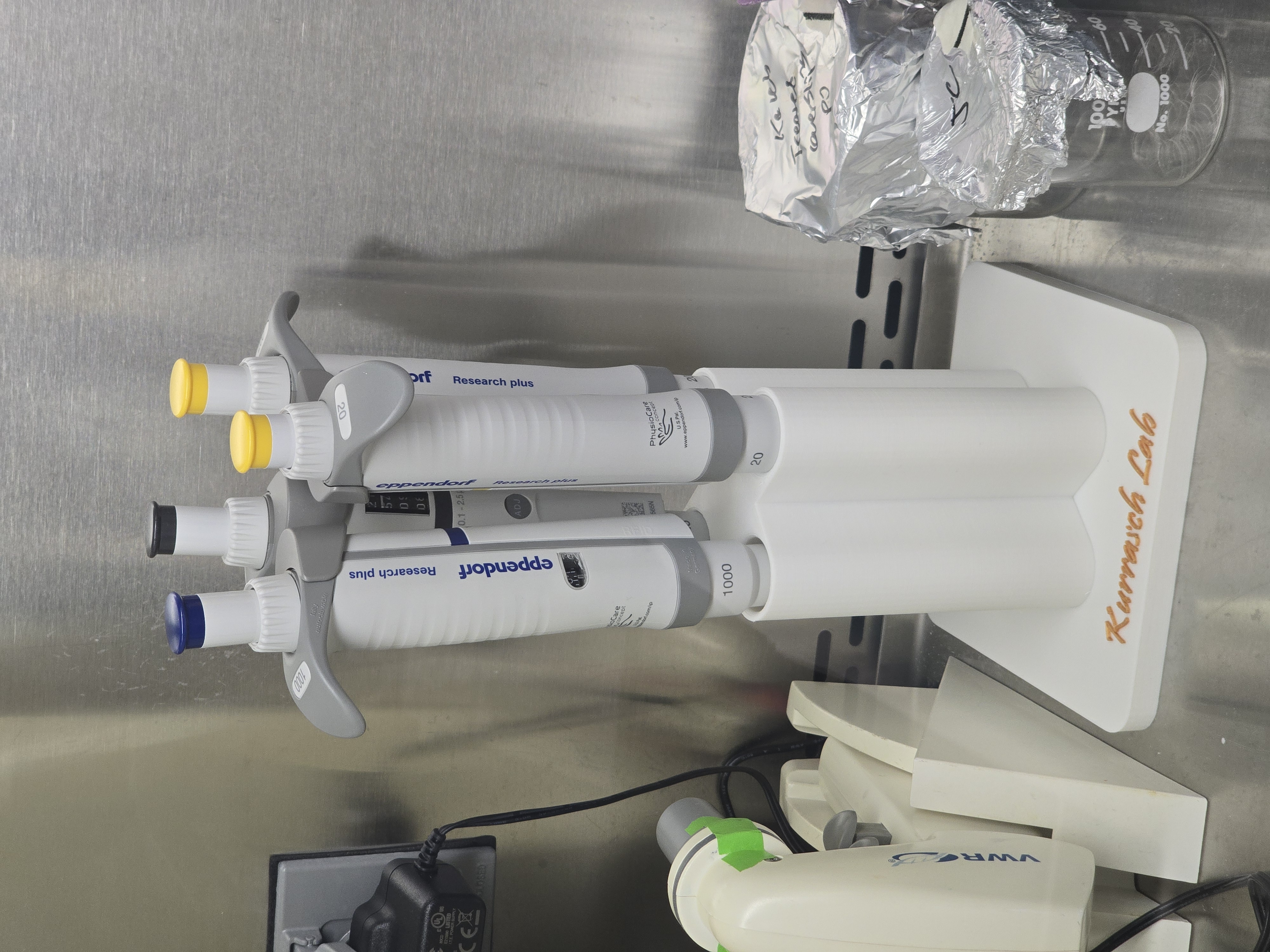 Rotating pipette stand
