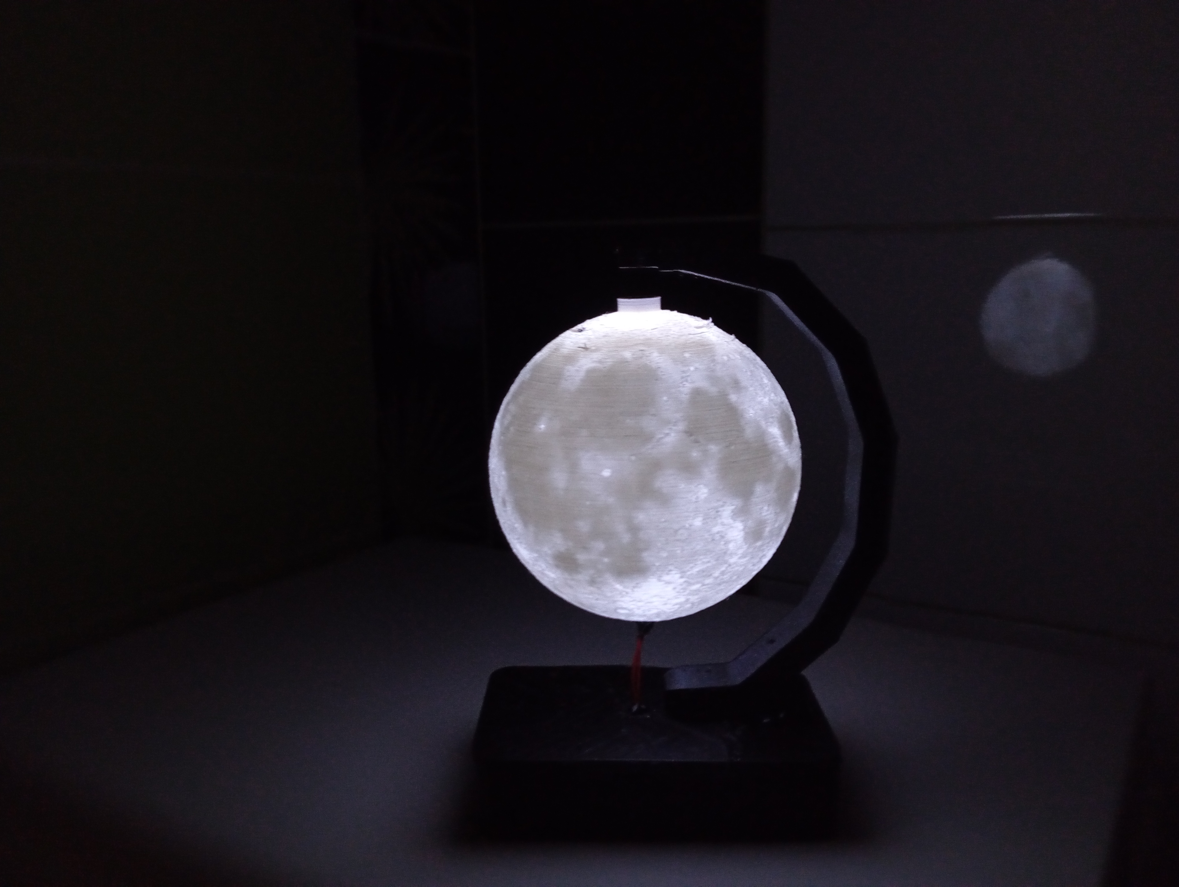 Leviting moon lamp