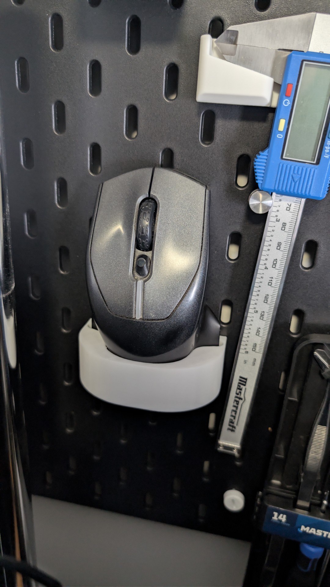Alienware AW610M Mouse Holder for IKEA Skadis (3D Scanned Fit)