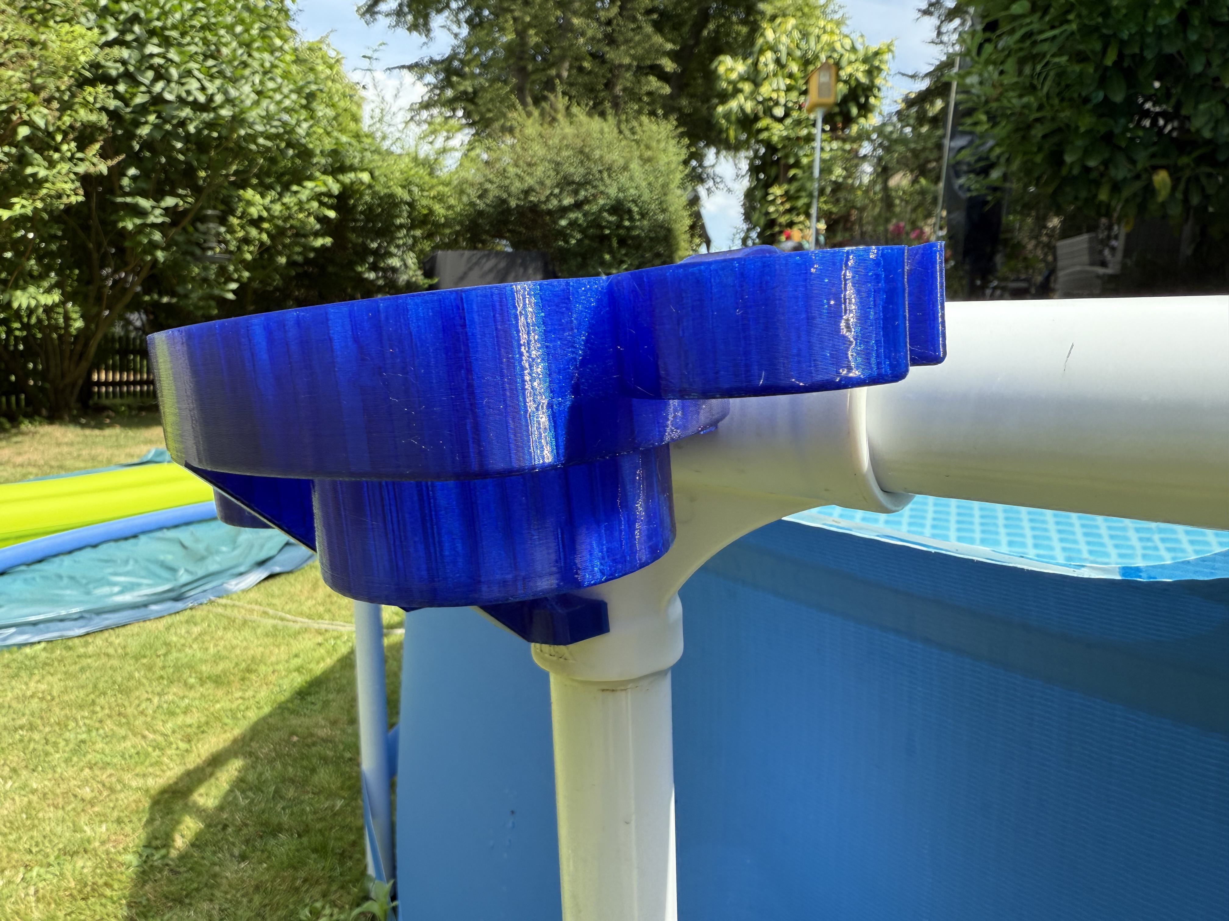 Cup holder for Intex pool with plastic corners