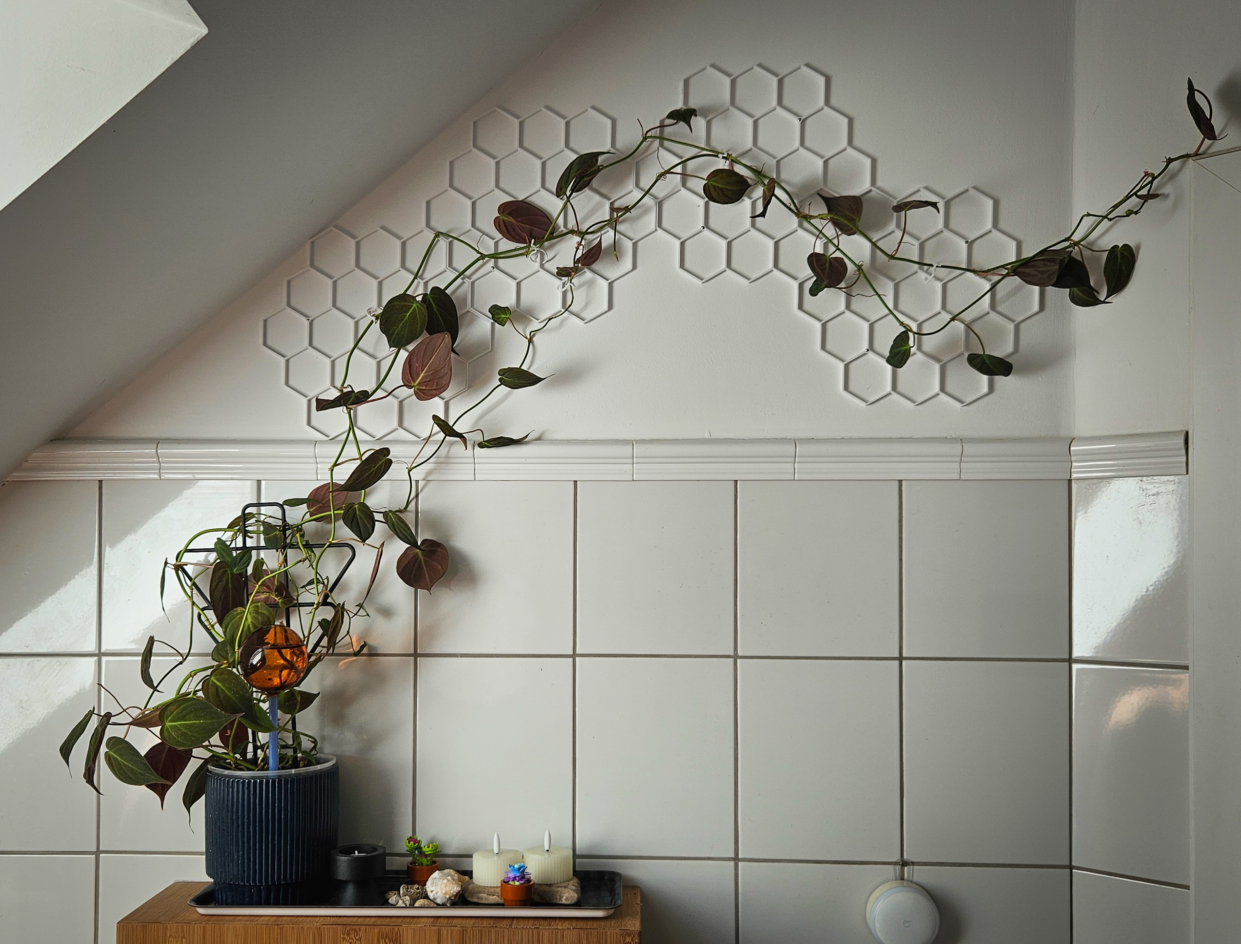 Flower support for wall mounting