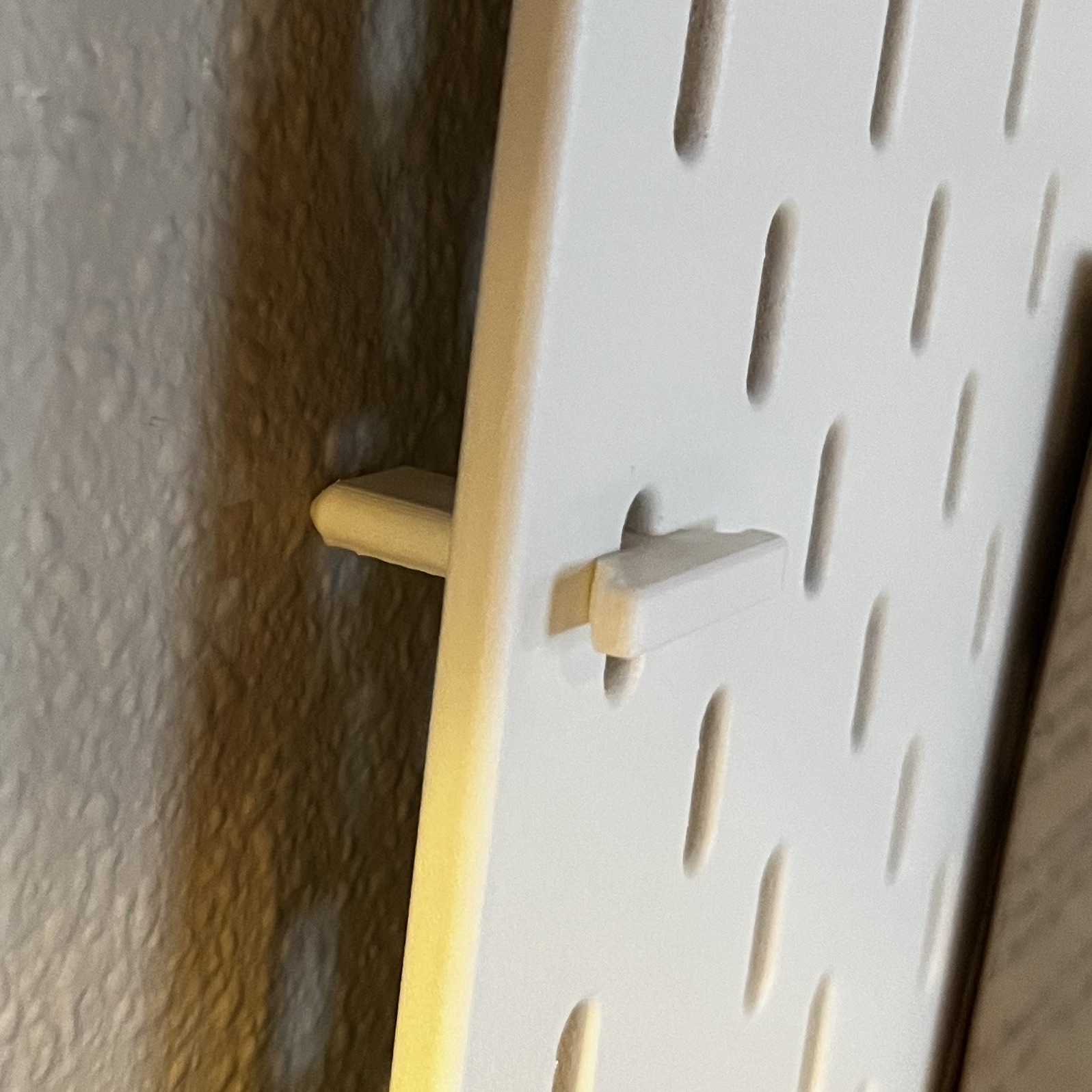 Skadis wall spacer, self fastening