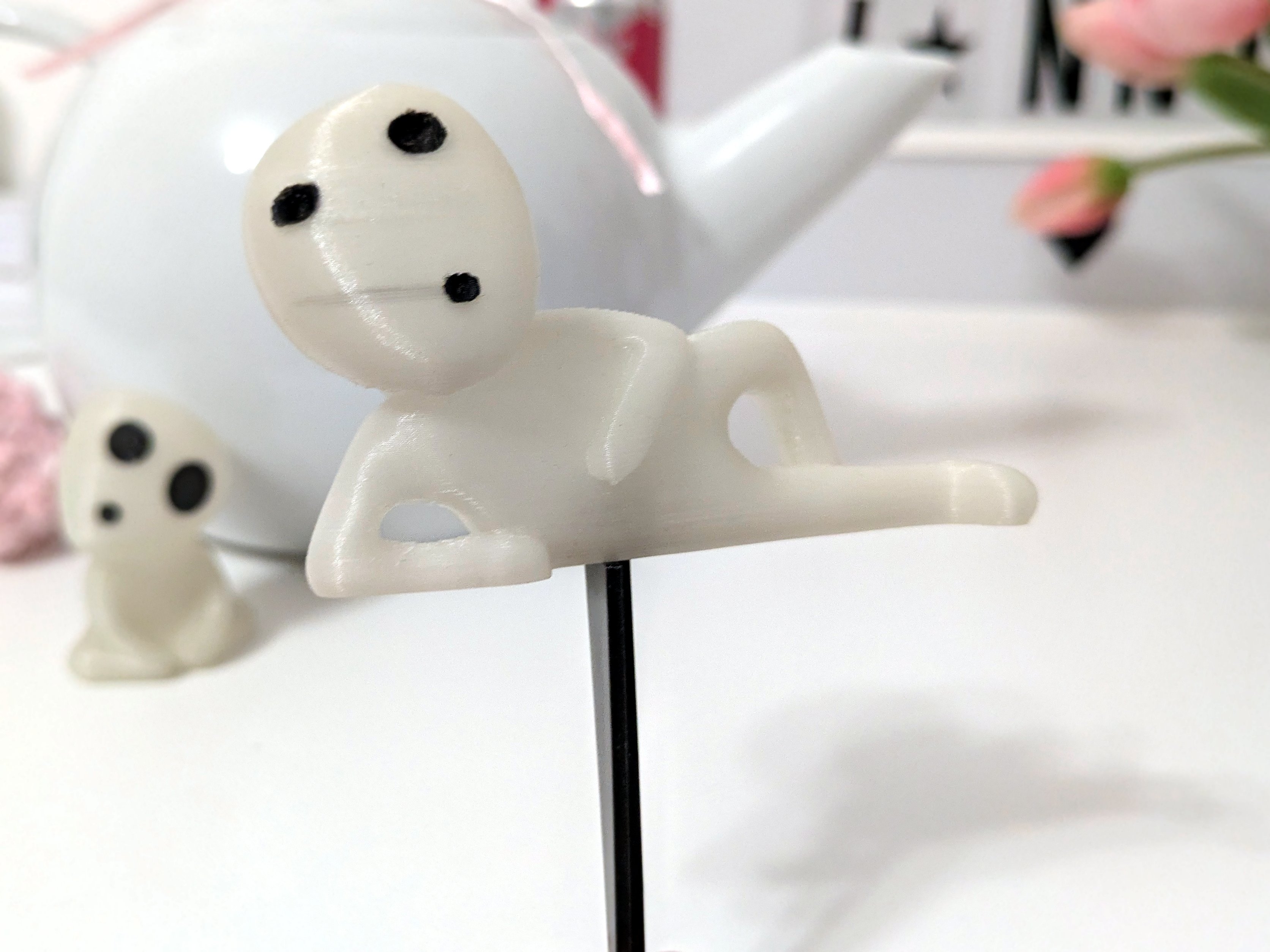 Kodama laying down with recess for flower pot stick