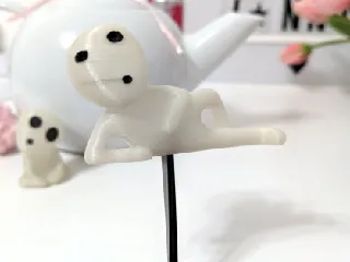 Kodama laying down with recess for flower pot stick