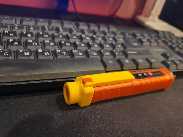 Voltage indicator clip