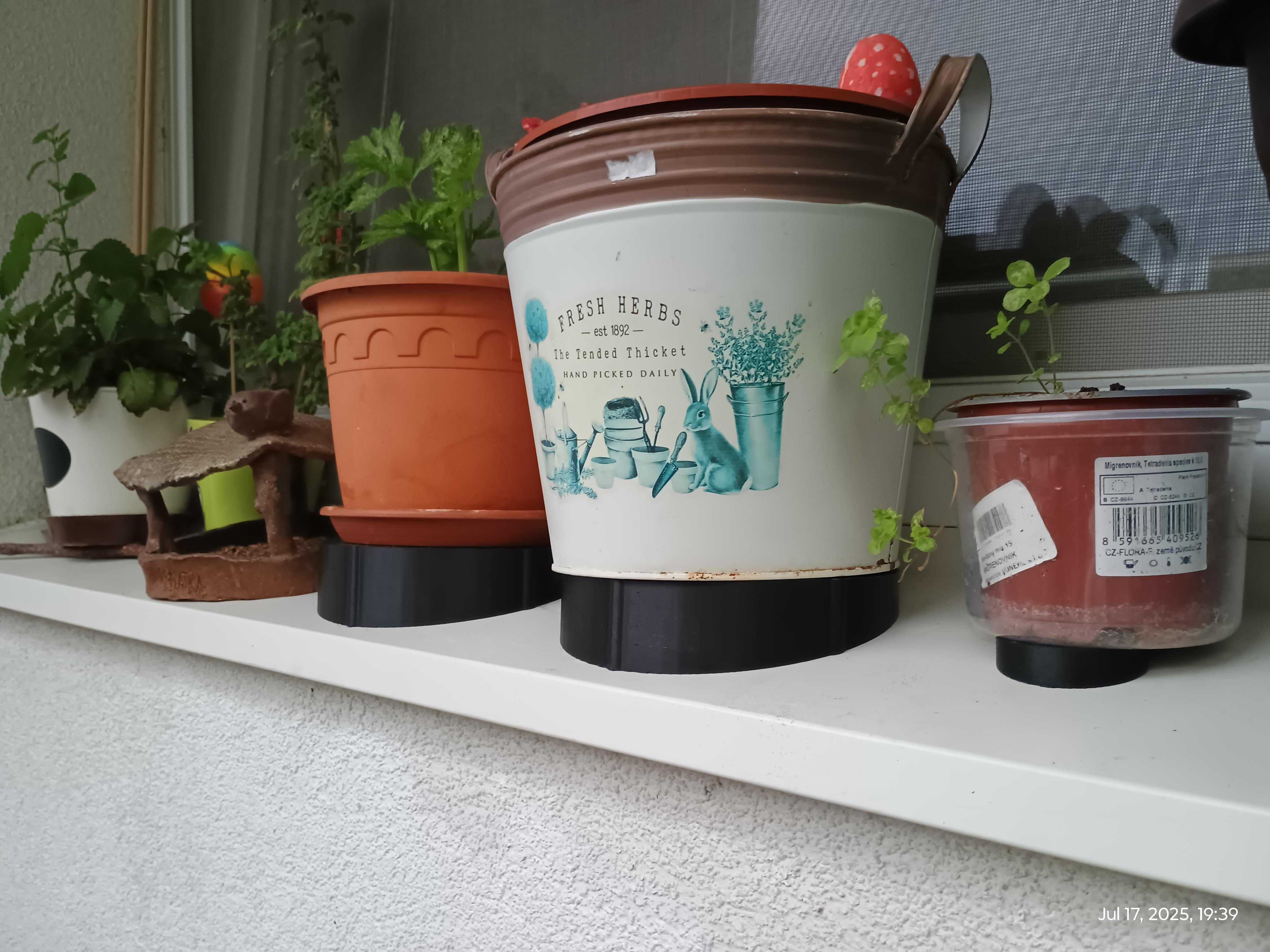 Magnetic flower pot holder for sloped window sill (customizable parameterized OpenSCAD incl.)