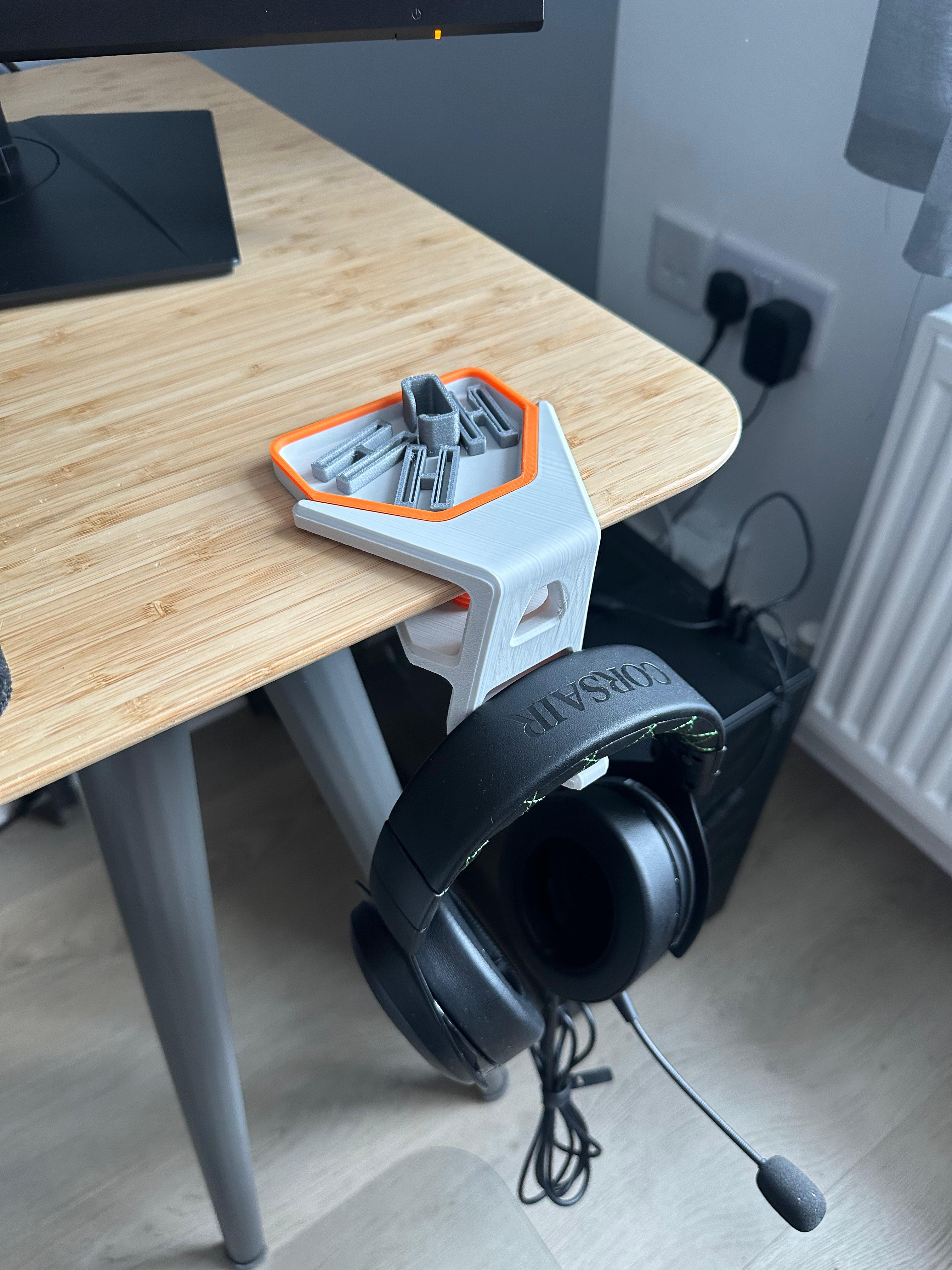 Over-edge headphone stand with magnetic docking tray