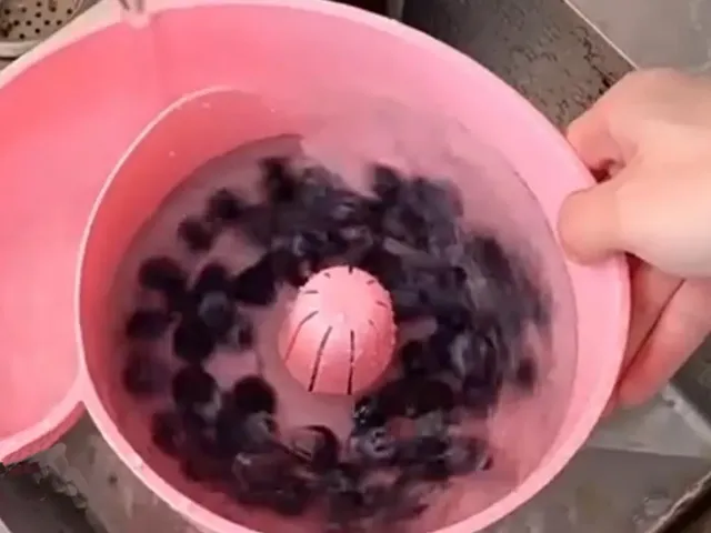 Rotating colander