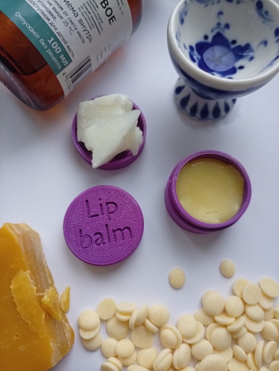 Lip balm/vaseline box