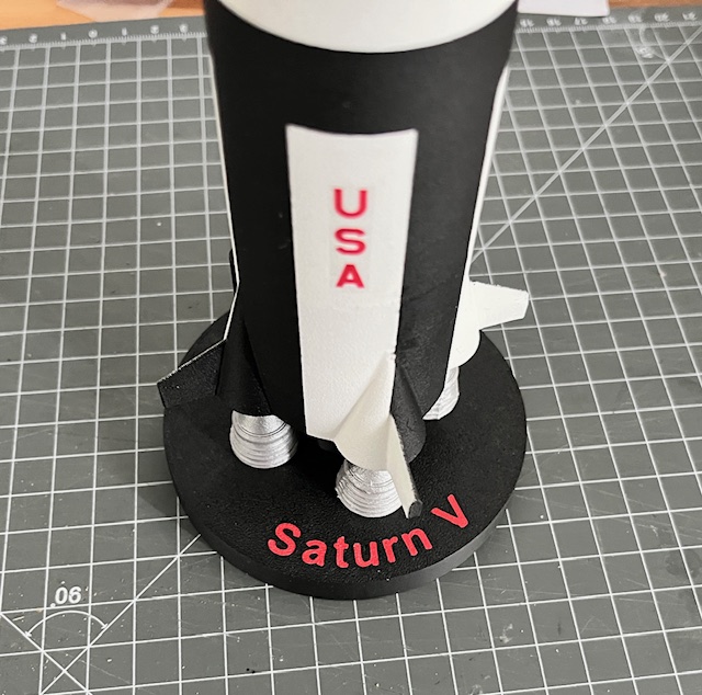 Saturn V rocket model — thumbnail 2
