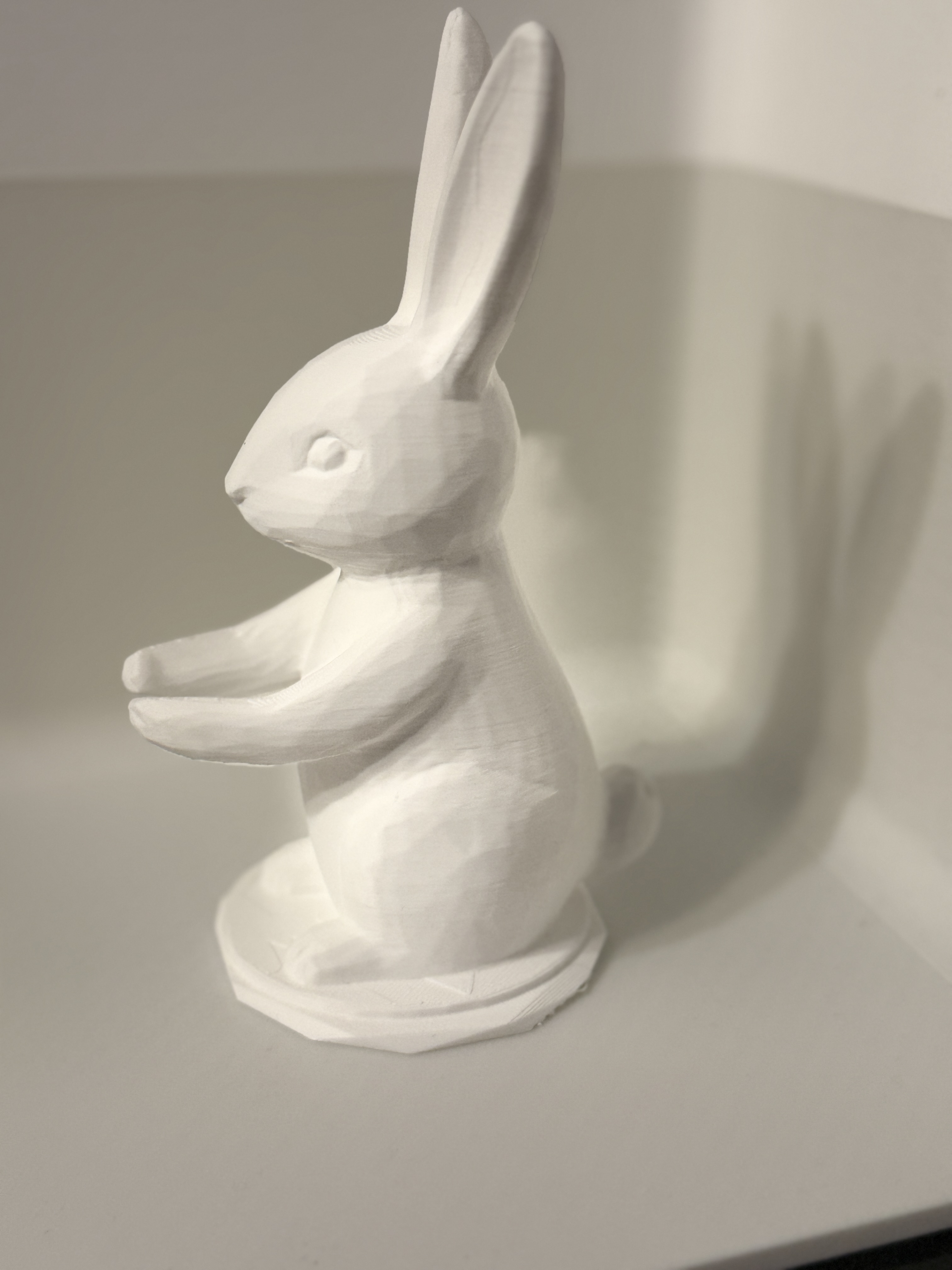Królik z łapkami z przodu, easter bunny