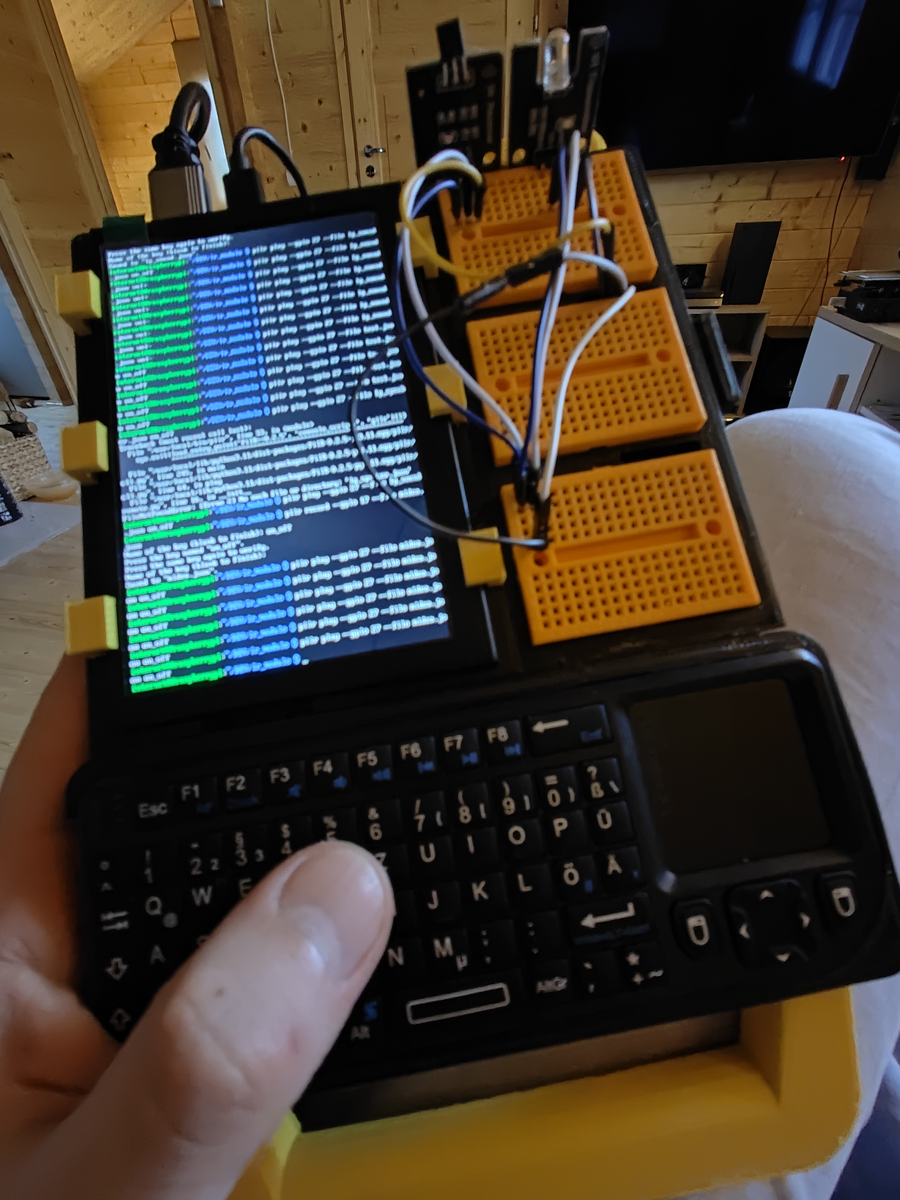 Miniatura 3 do modelo 3D Handheld Cyberdeck (CyberPlug)