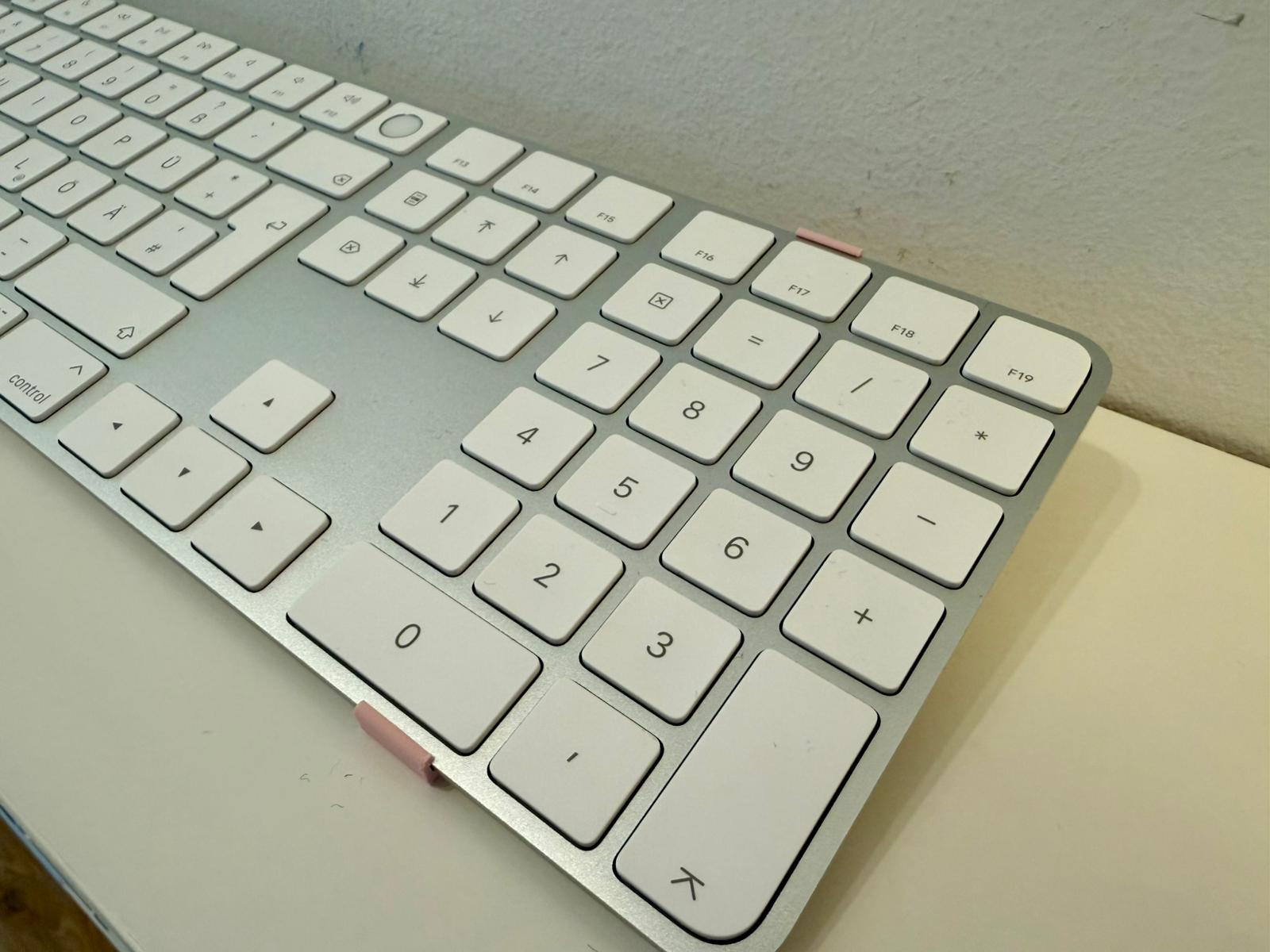 invisible Apple Magic Keyboard & Trackpad clip-on Ergonomic Riser (only 10g!) — miniatura 4