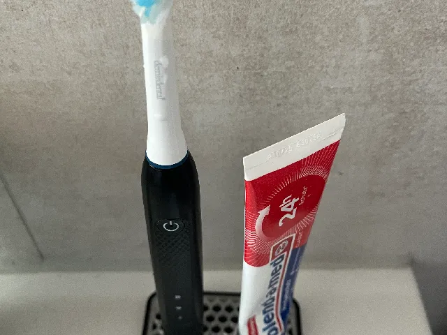 Oral-B Pulsonic 2000 with magnet base
