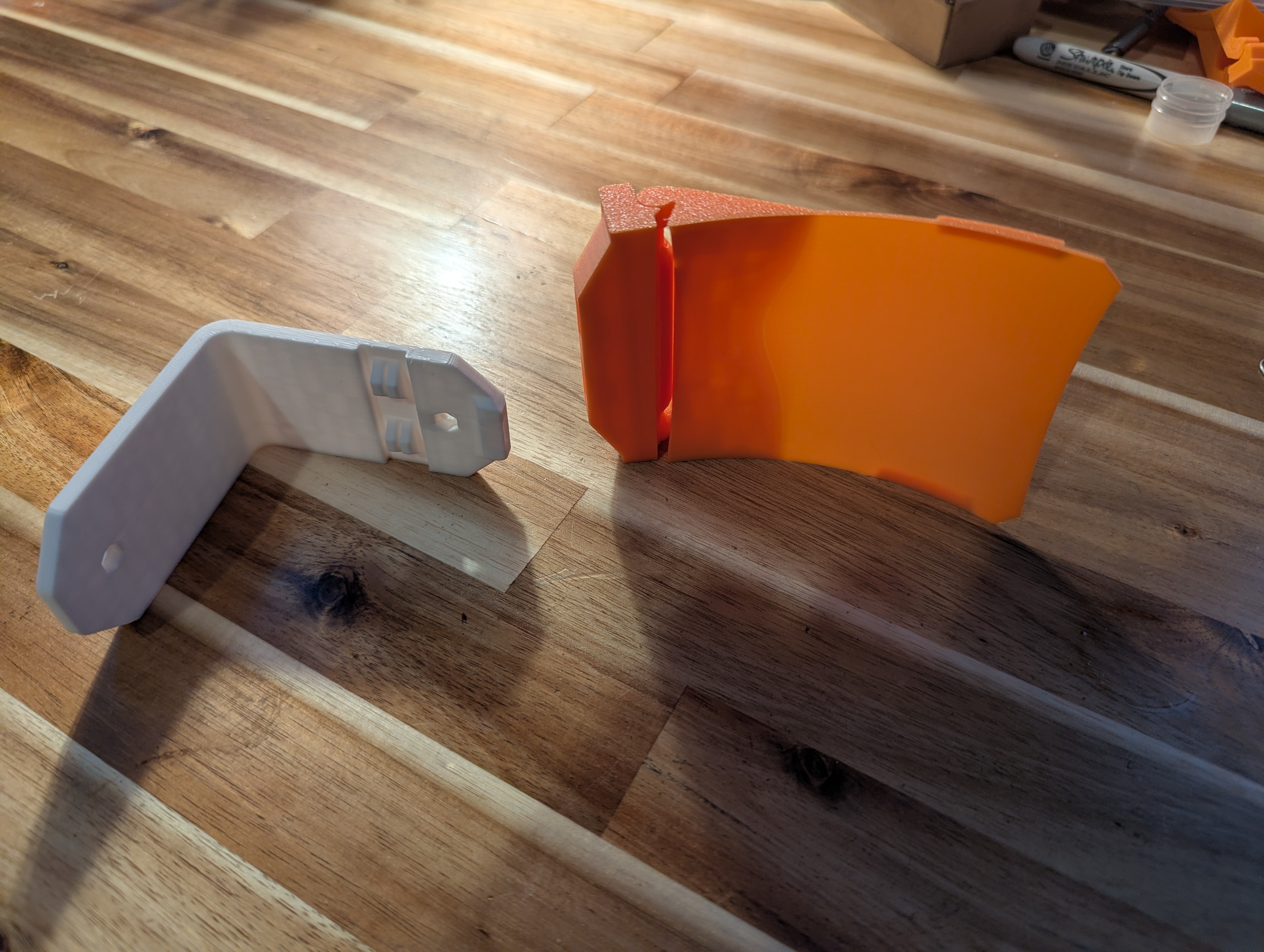 Modular Corner Bracket with Parabolic Filament Guide Version 2