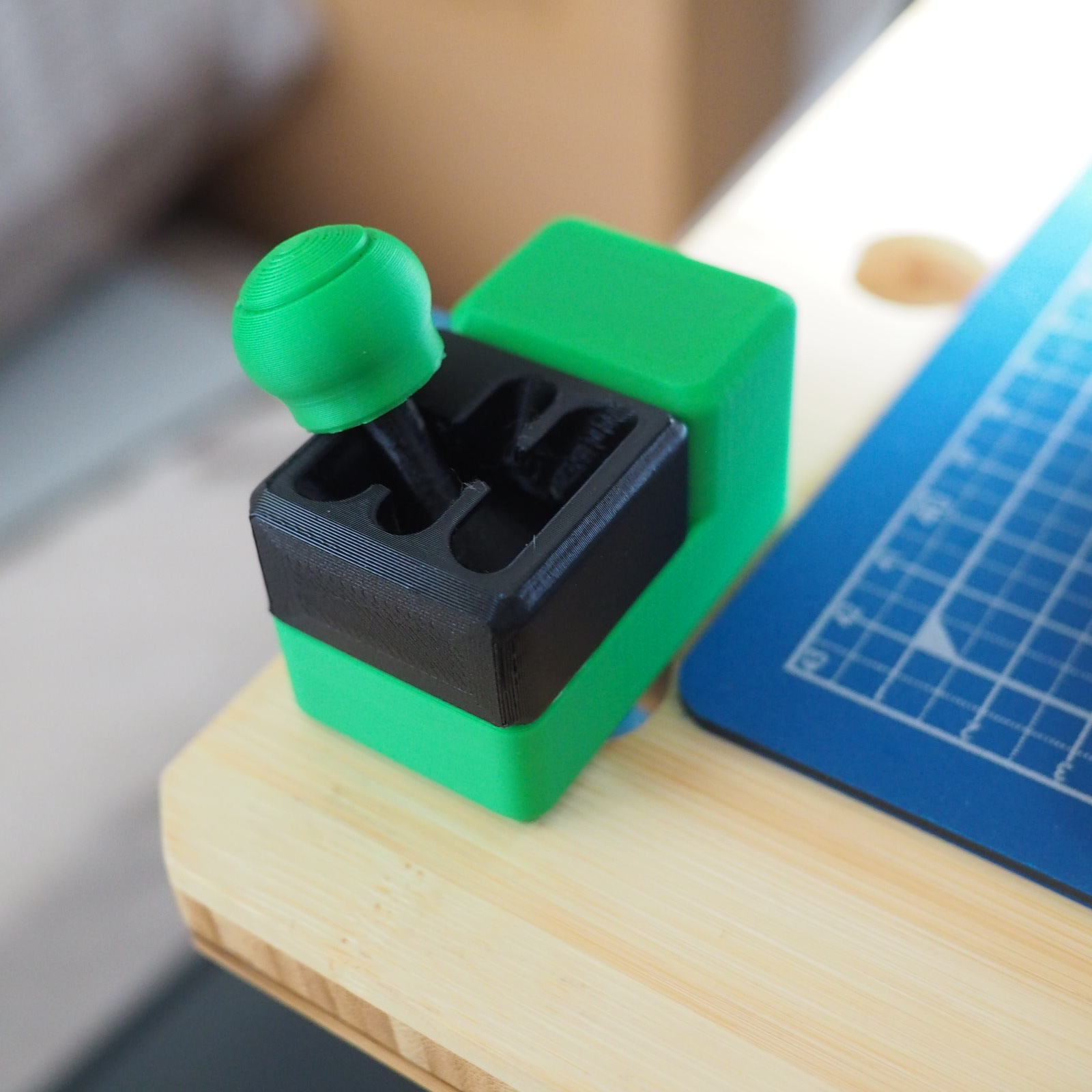 Desktop Stand & Momo-Style Knob for Manual Gear Shift Fidget