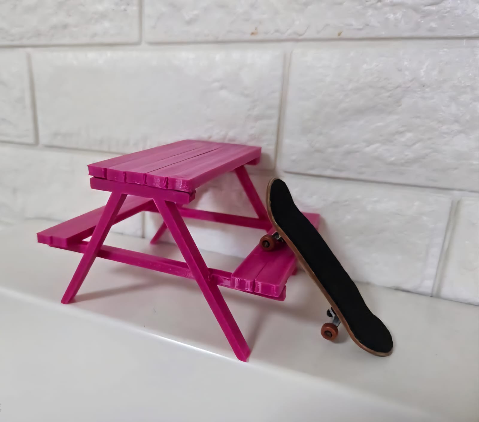 Fingerboard Park - Picnic table - Multipart