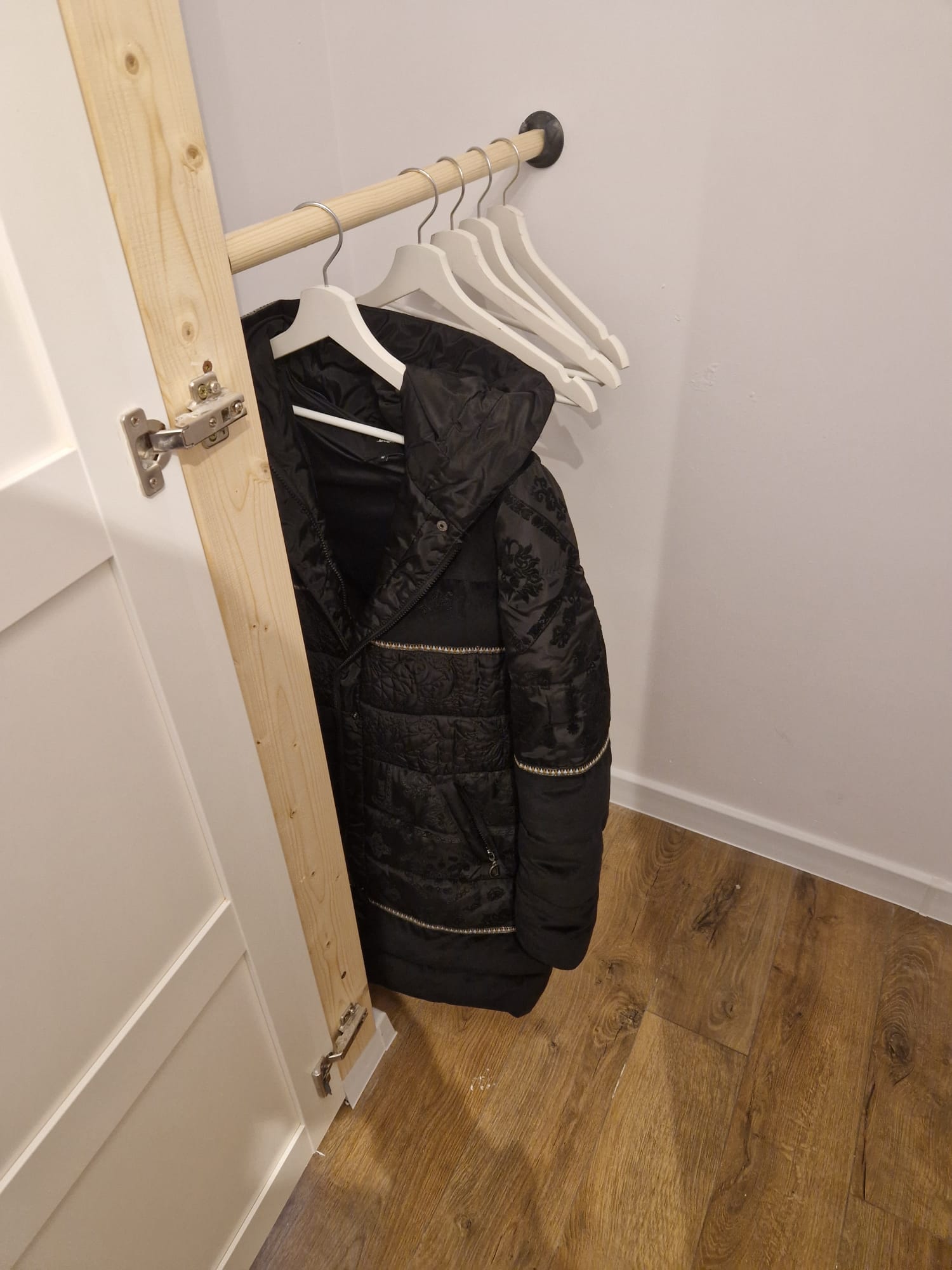Hanger bar holder for 28mm bar