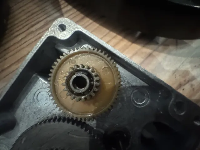 Ice cream maker motor gear replacement (H.Koenig hk250)