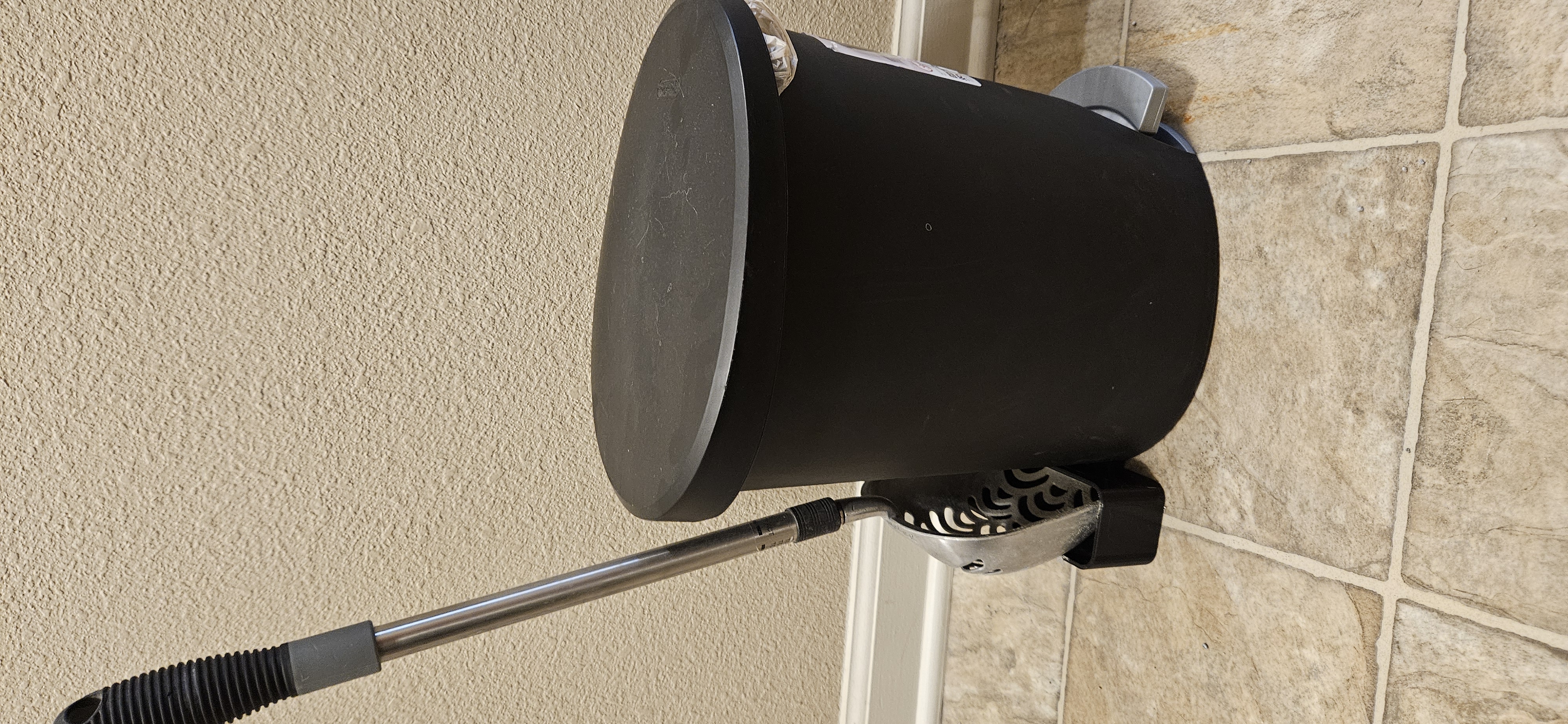 Sterilite Trash Can litter scoop holder