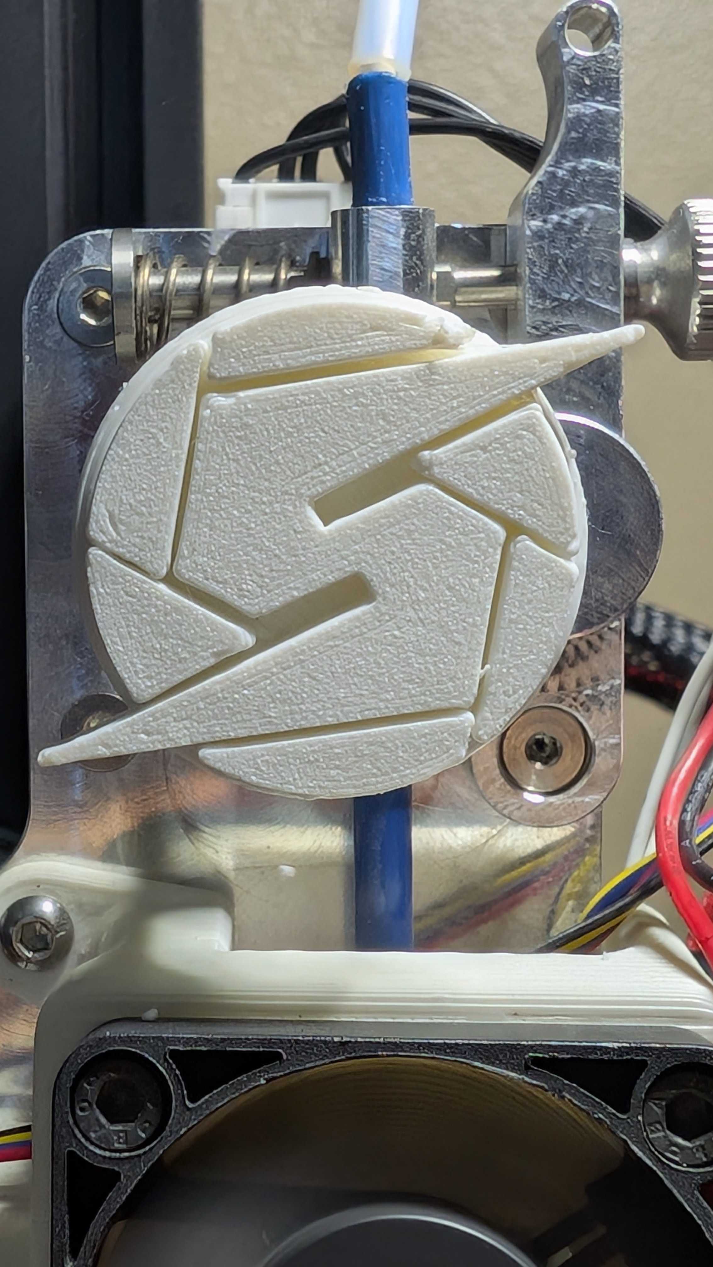 Screw attack extruder knob