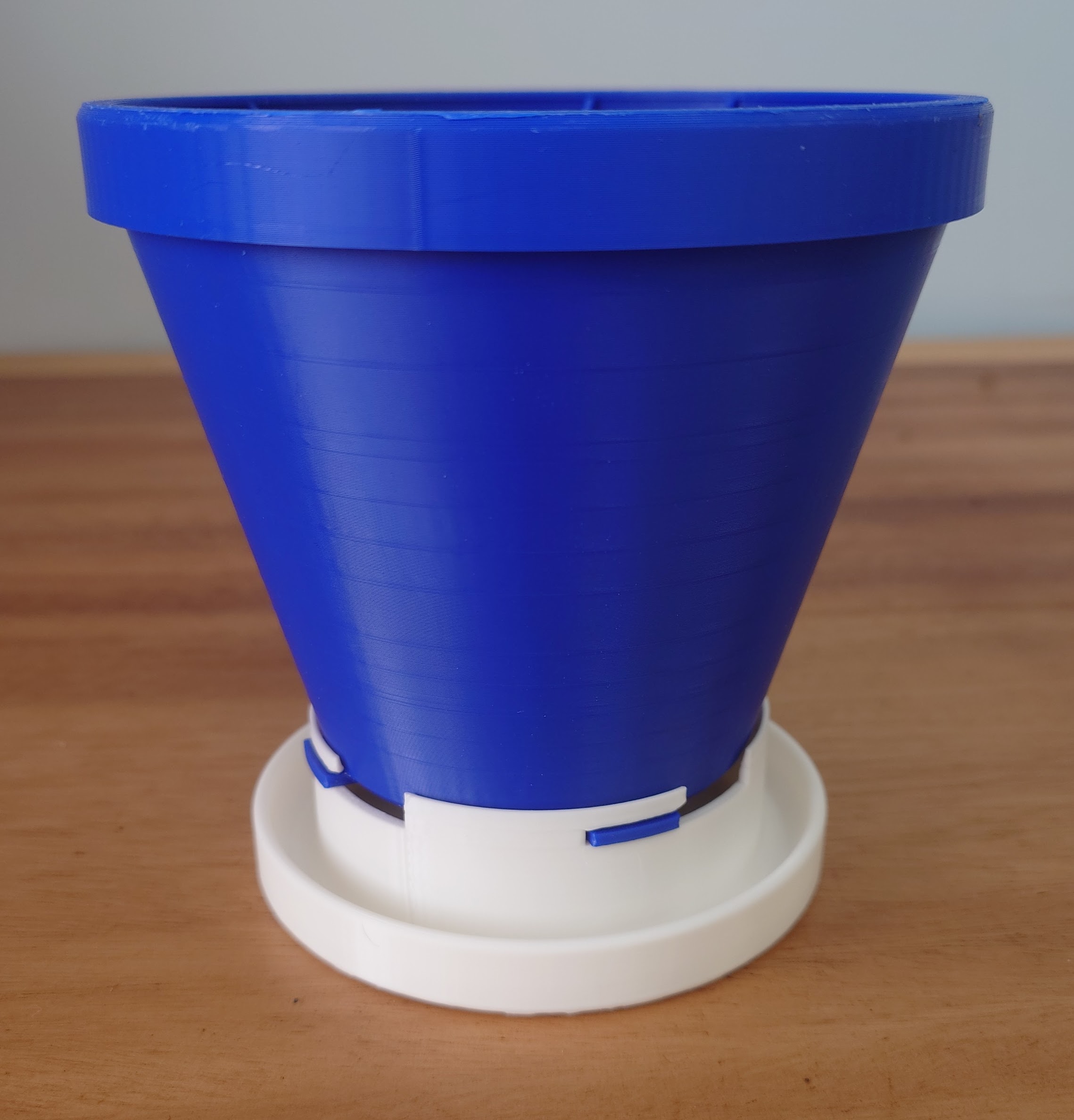 Zavlažovací květináč se zásobníkem 3D model