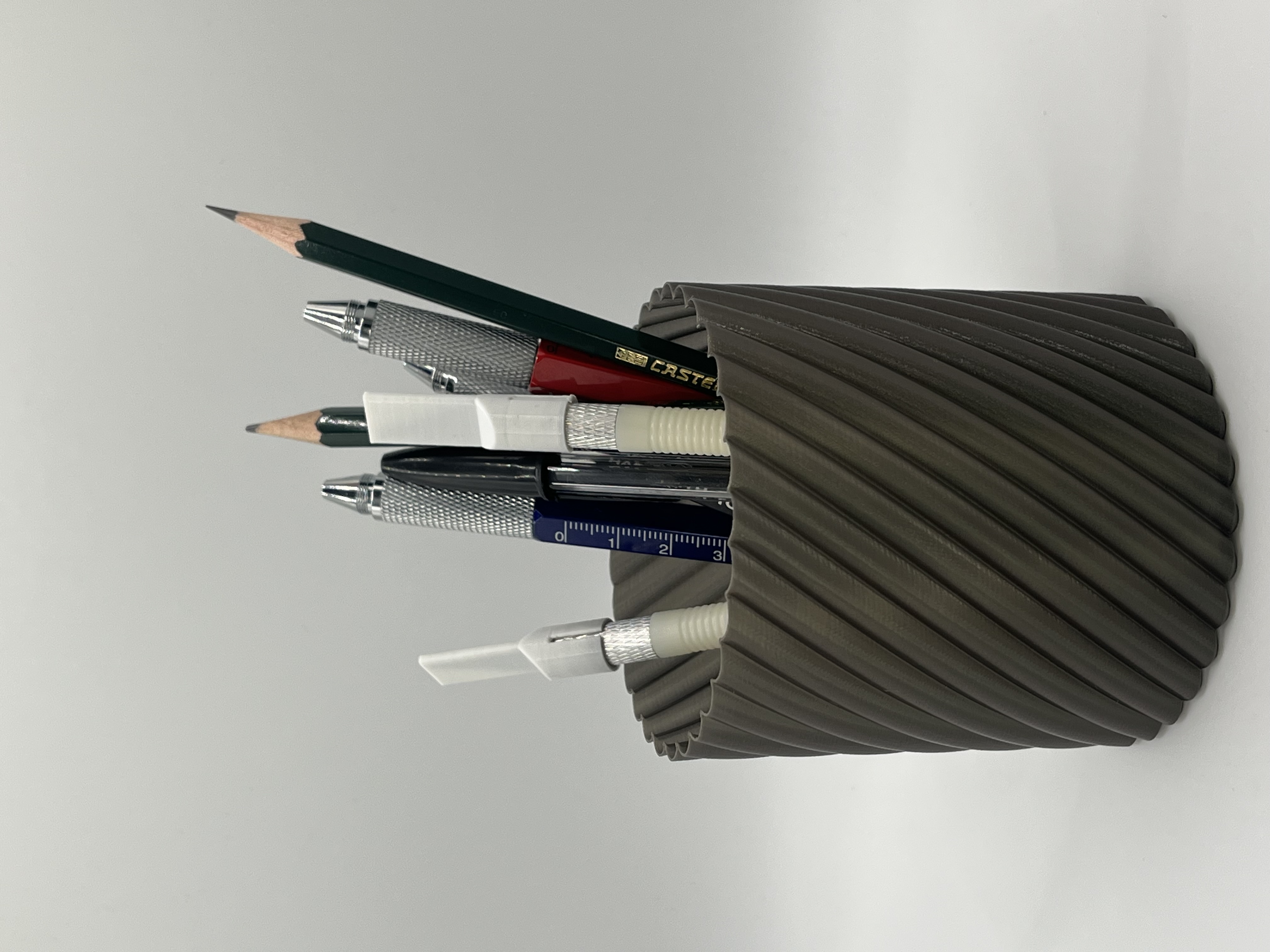 Pencil pot twisted and round shape