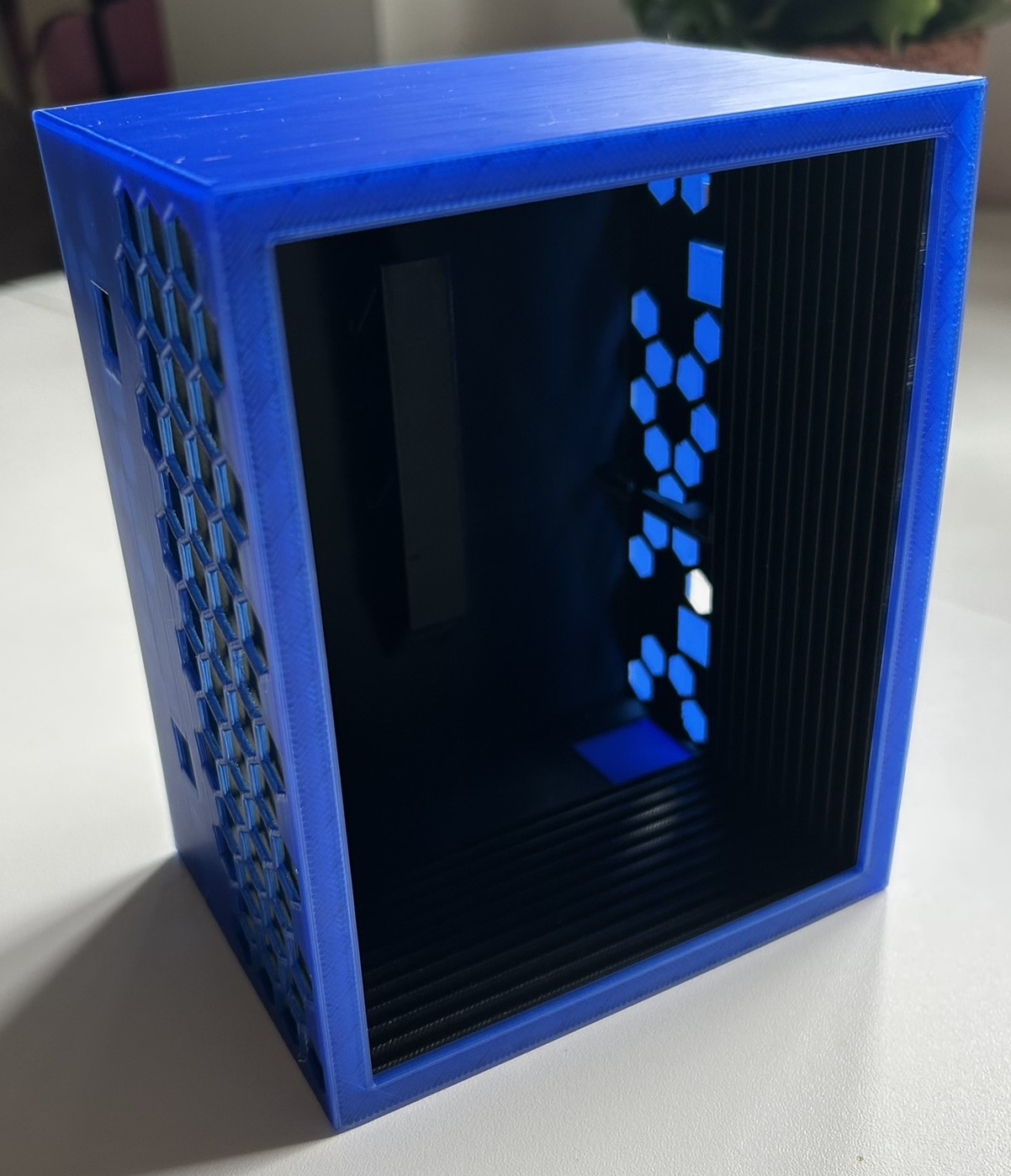 ReLayered: A dimensional frame for backlit art