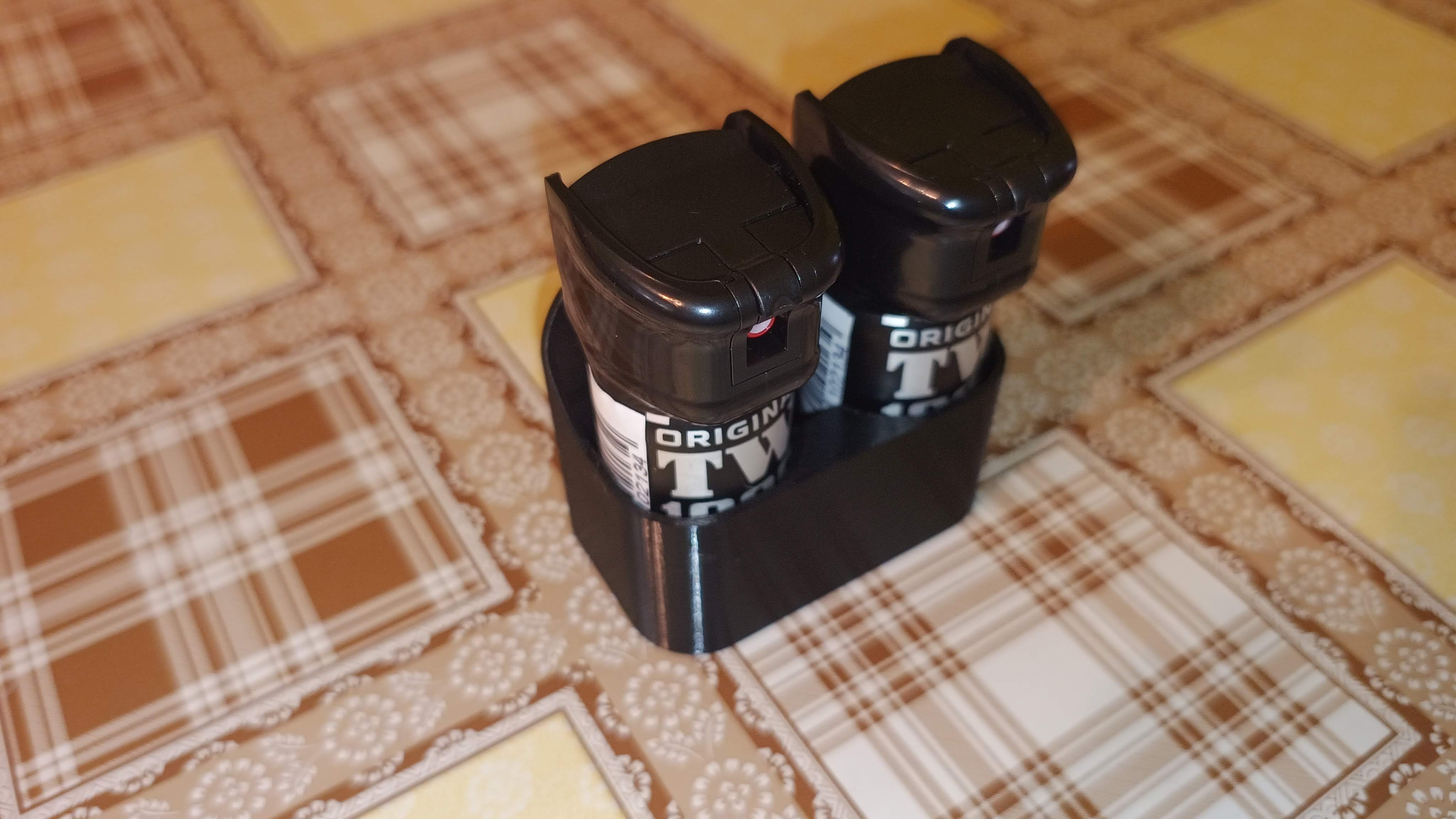 Nalepovaci drzak pro peprovy sprej