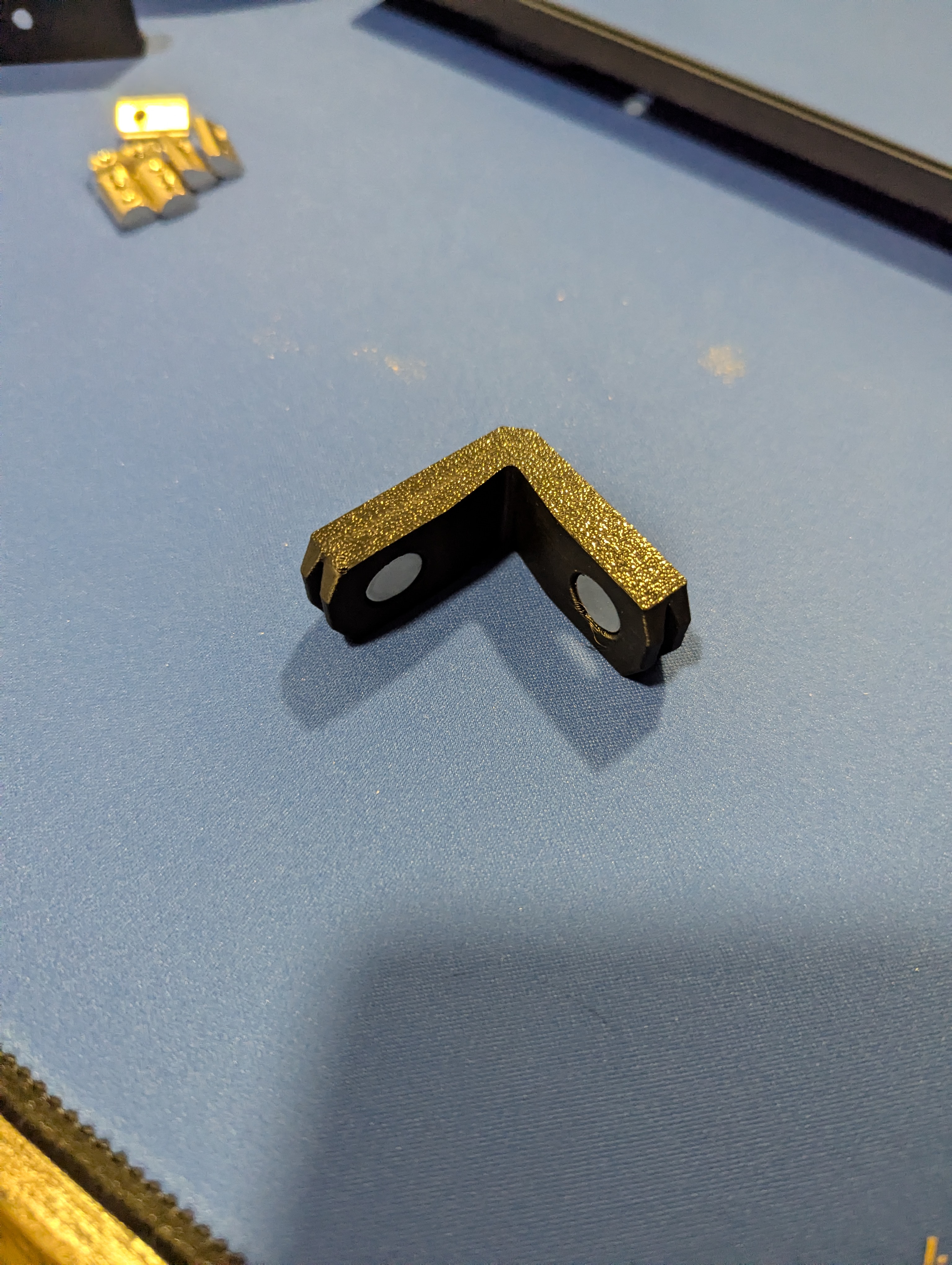 Magnet corner (Table Cloth Holder)