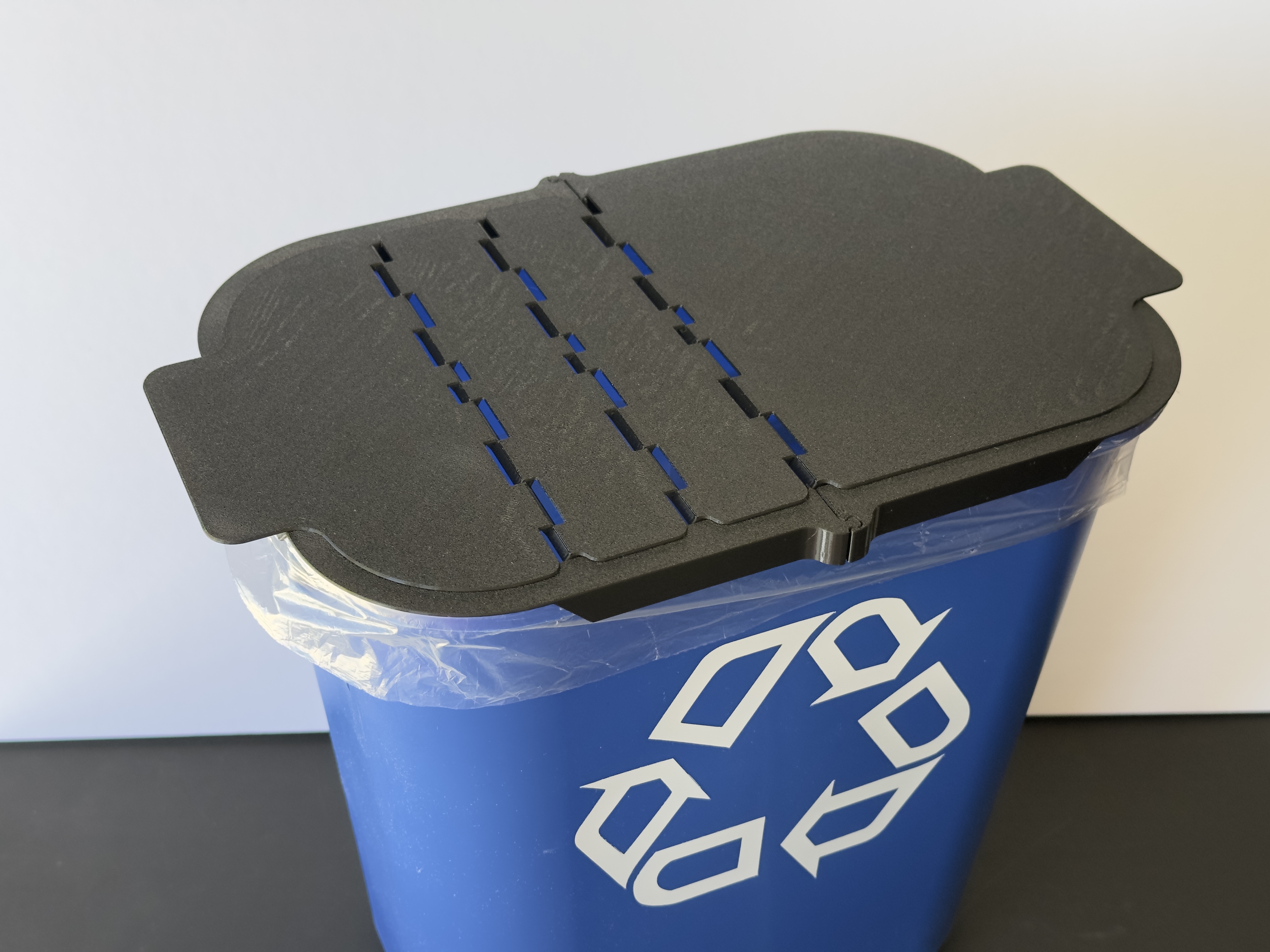 Rim and hinged lid for 13qt (3.25/4-gallon) Rubbermaid recycling bin FG295573BLUE