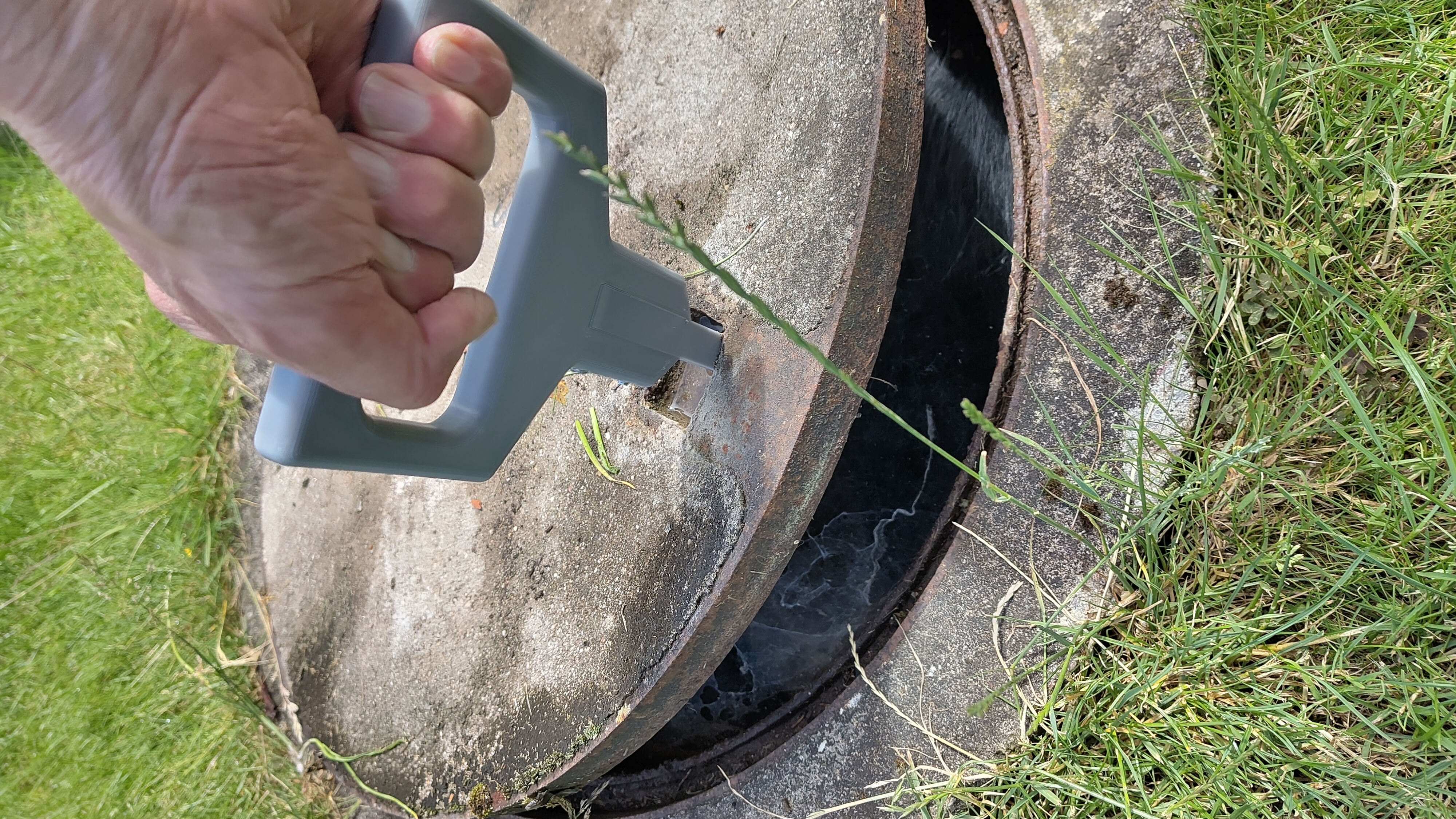 Lifting device for manhole covers