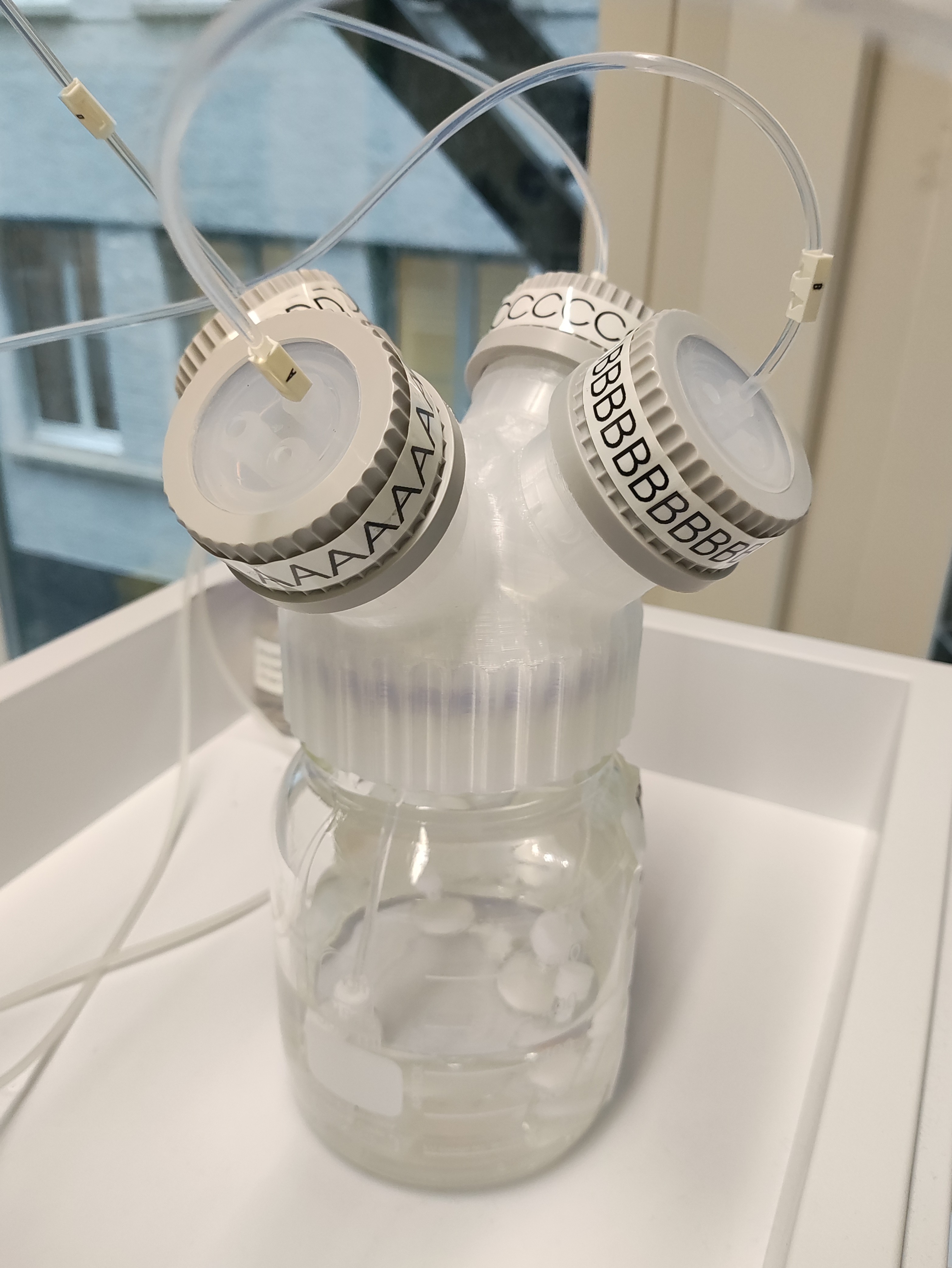 HPLC 4-way distributor for rinsing bottles