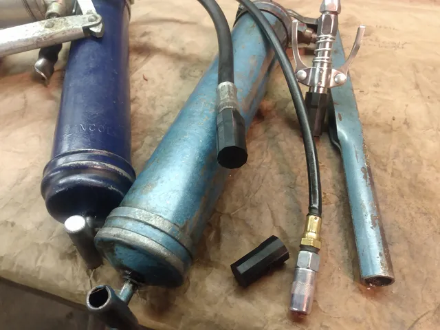 Simple Compliant Grease Gun Cap (SCAD + STL)
