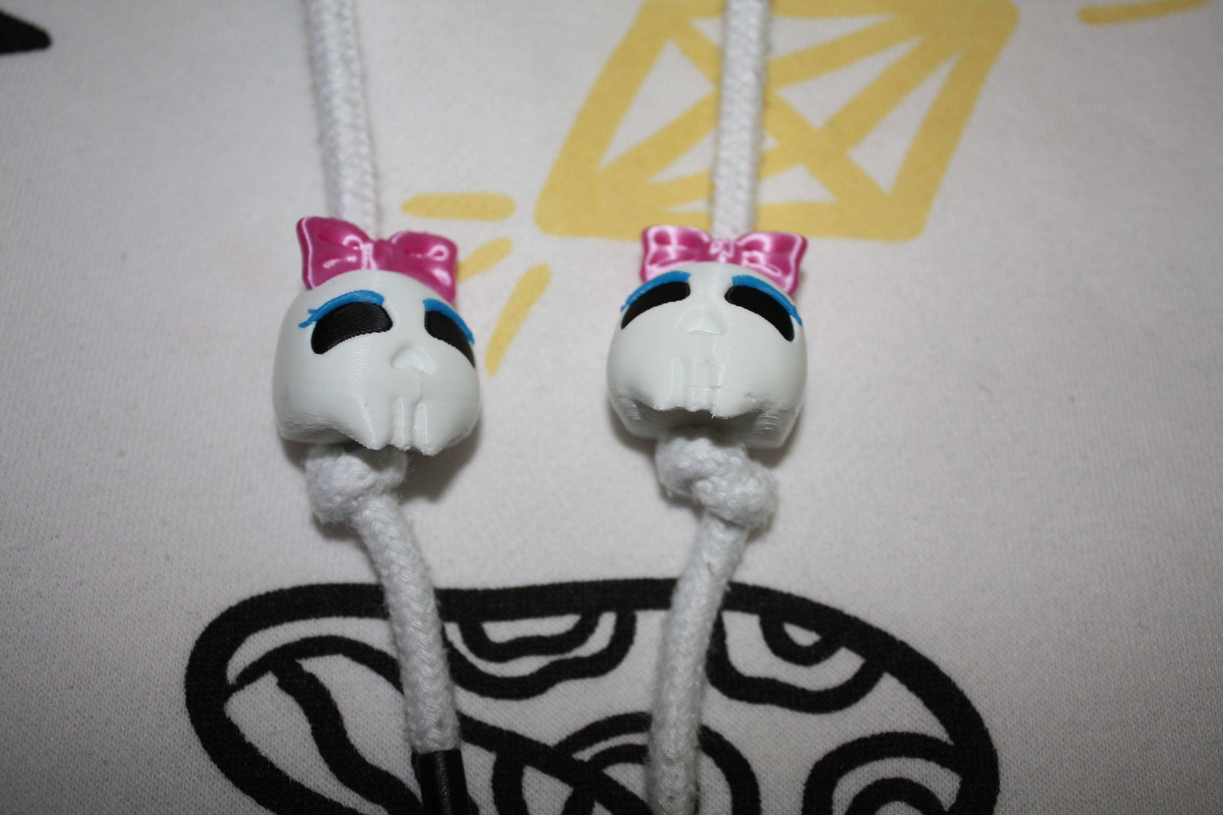 Cute skull beads with women's bow. Provided two sizes of beads