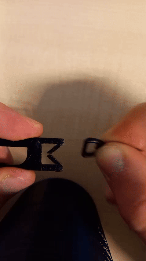 Quick-release clip for gloves