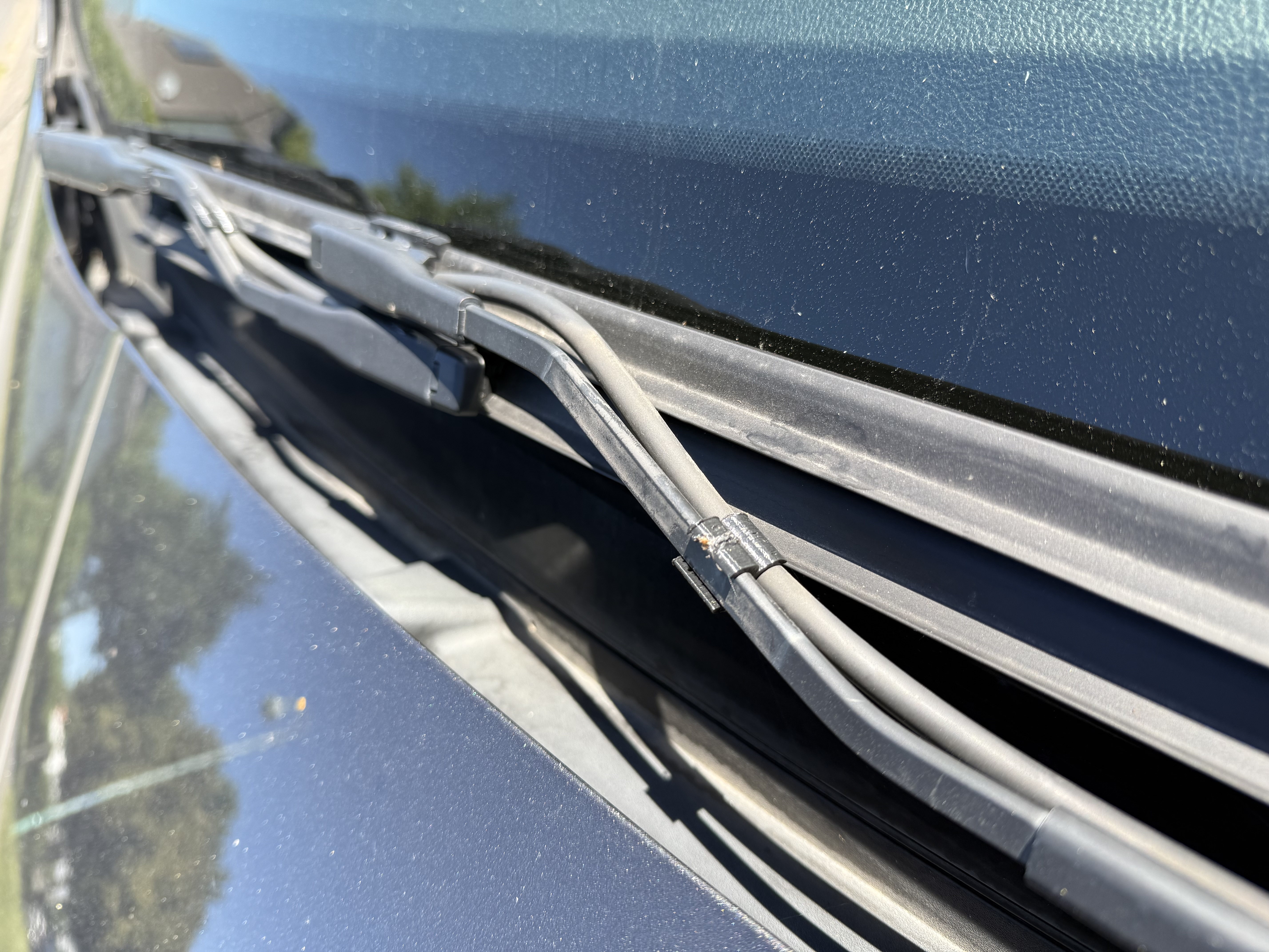 Ford Galaxy 2015+ - Wiper washing hose clamp