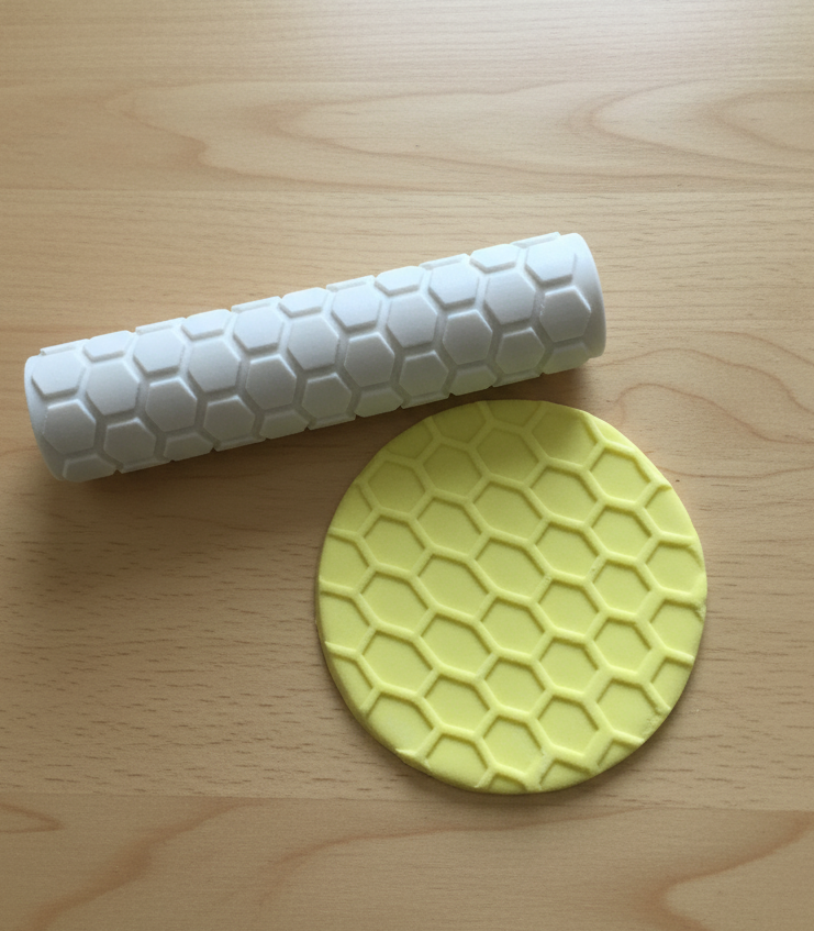 Honeycomb shape pattern roller
