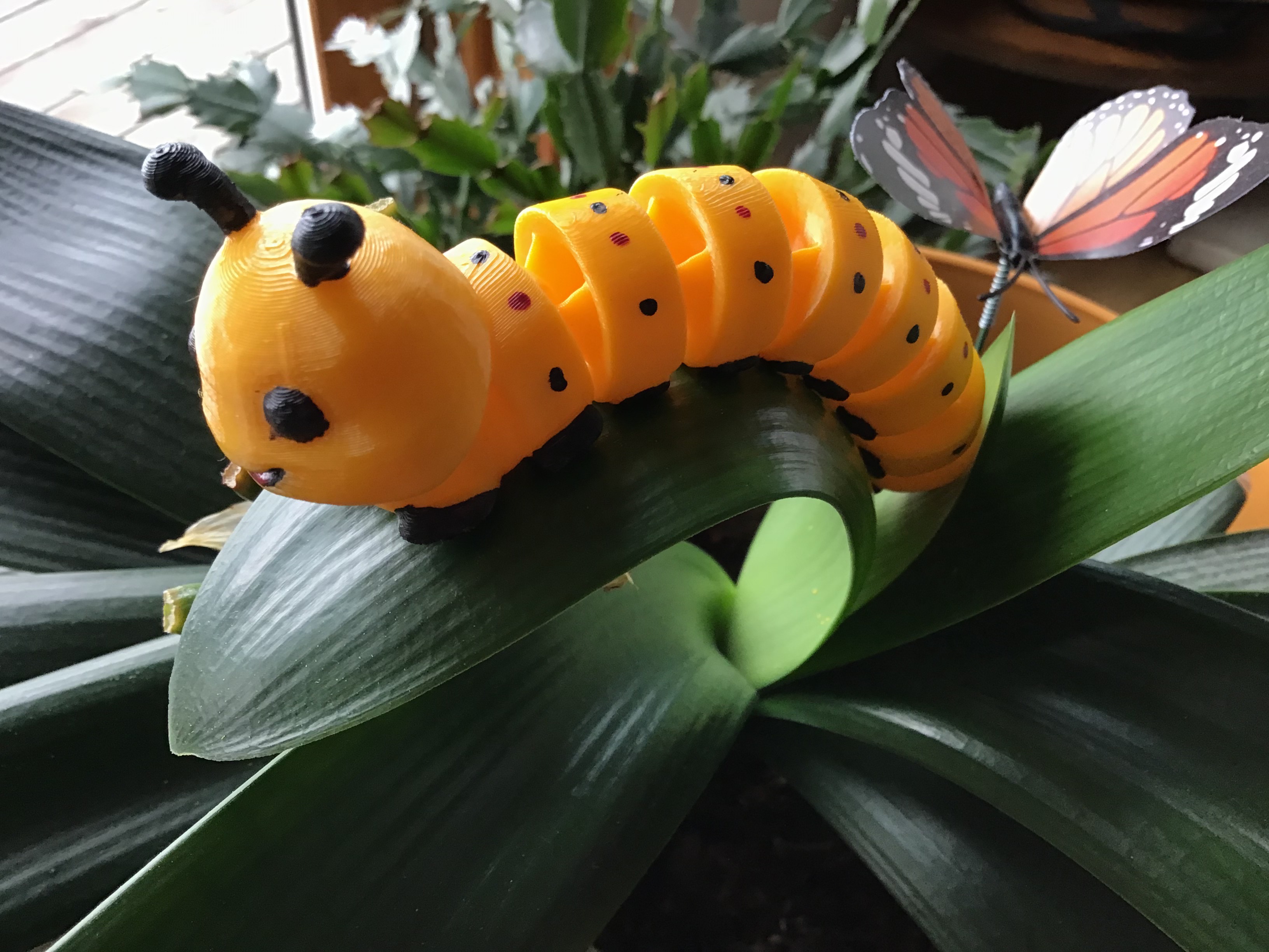 Cute & Friendly Articulated Caterpillar — miniatura 3