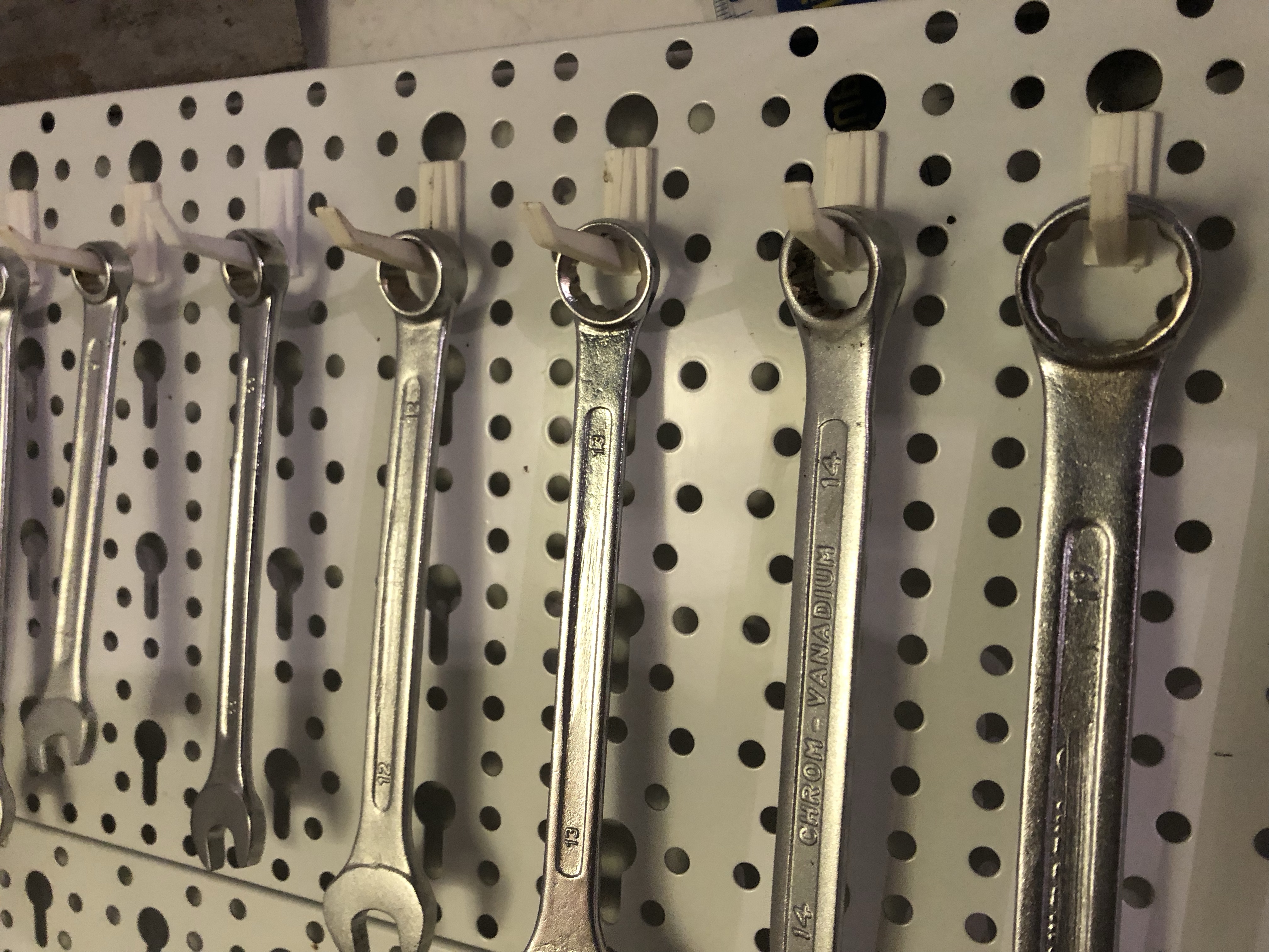 Lochblech-Hakensortiment, Perforated plate hook assortment