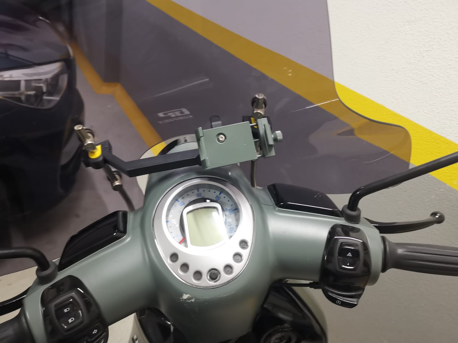 quadlock compatible  phone holder for motorcycle (peugeot django)