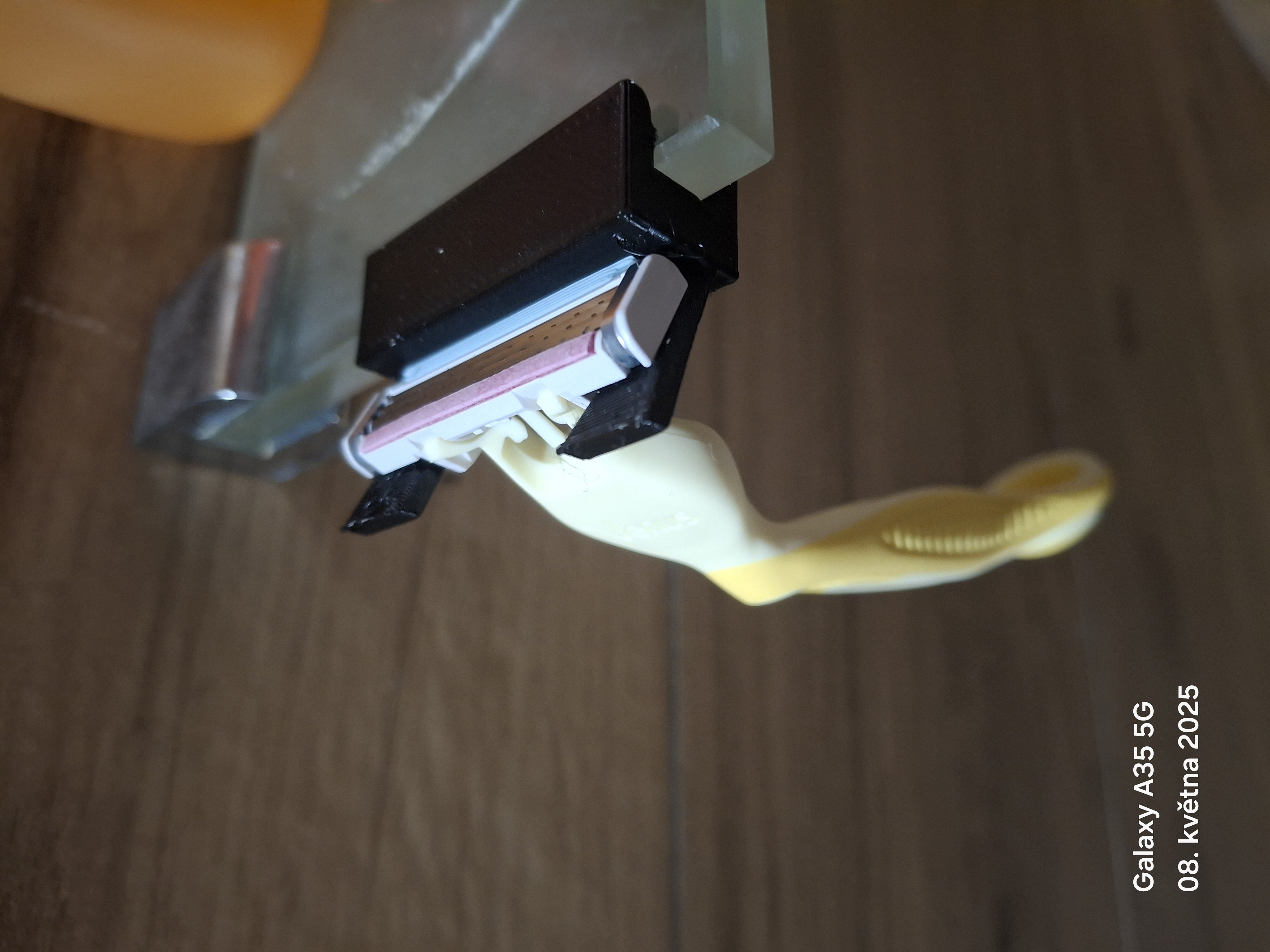Razor/shaver holder for multiboard REMIX