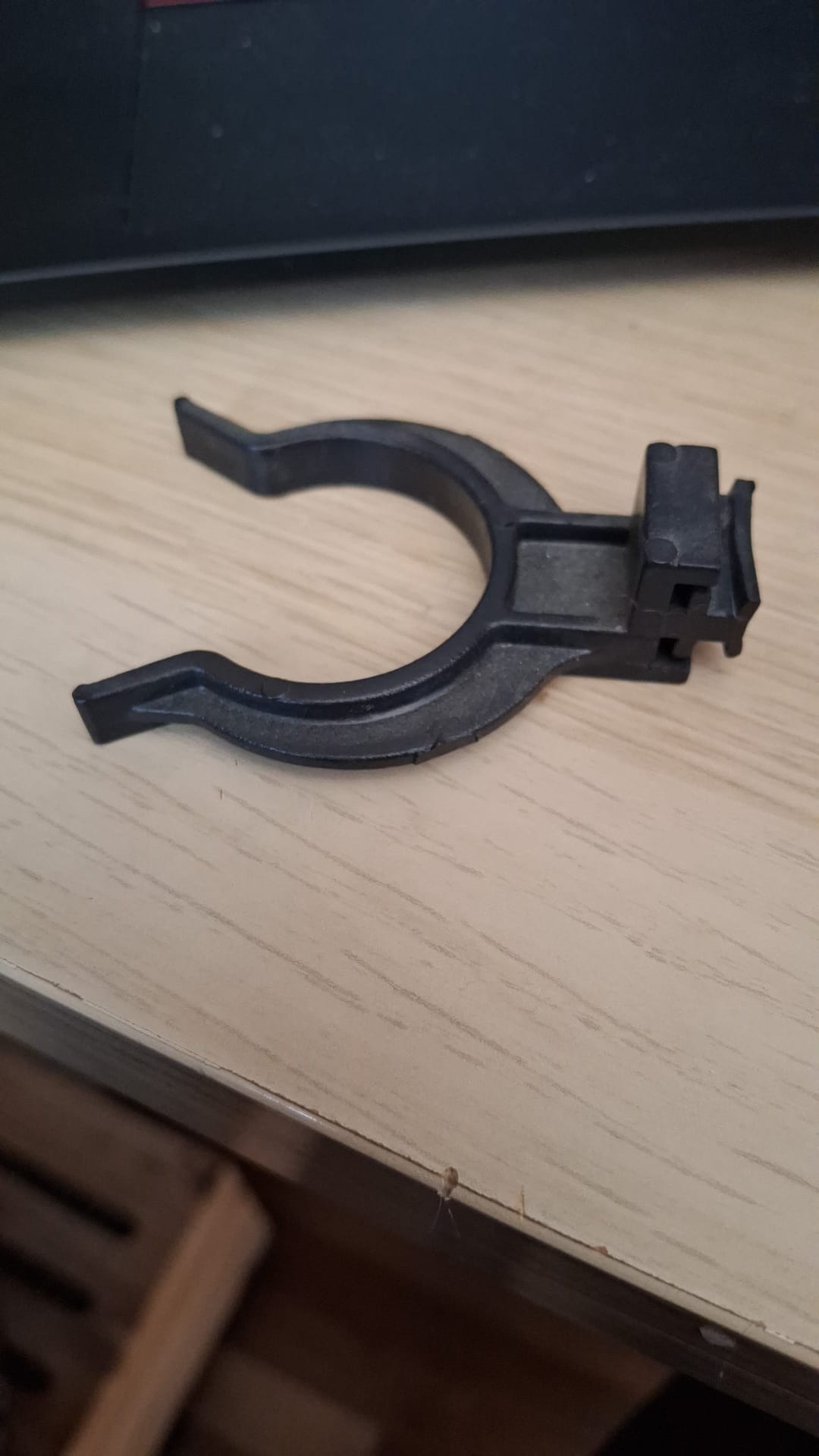Sliding plinth clip for PVC and aluminum kickboards