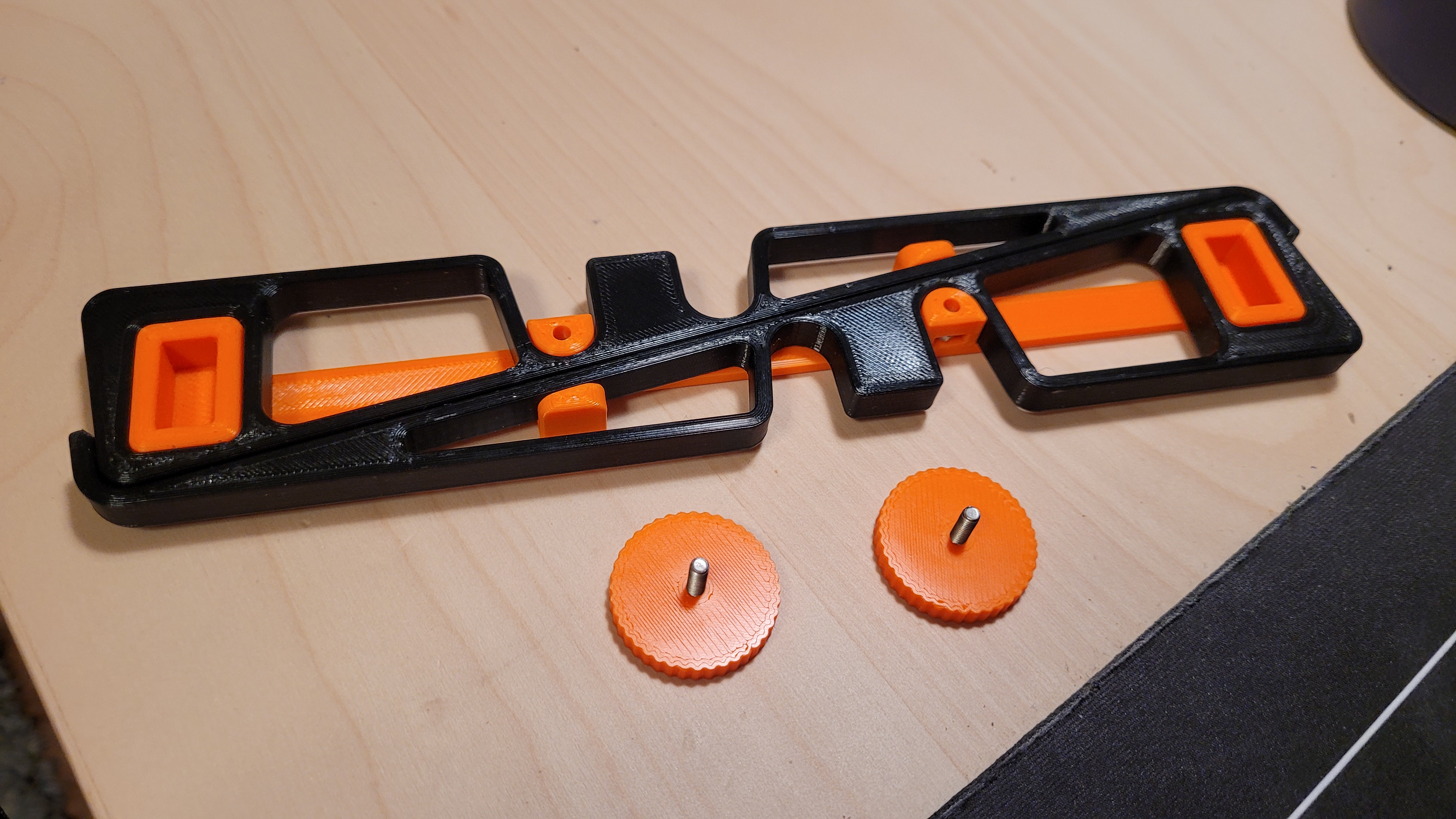 Portable laptop stand - screw locking mechanism — thumbnail 2