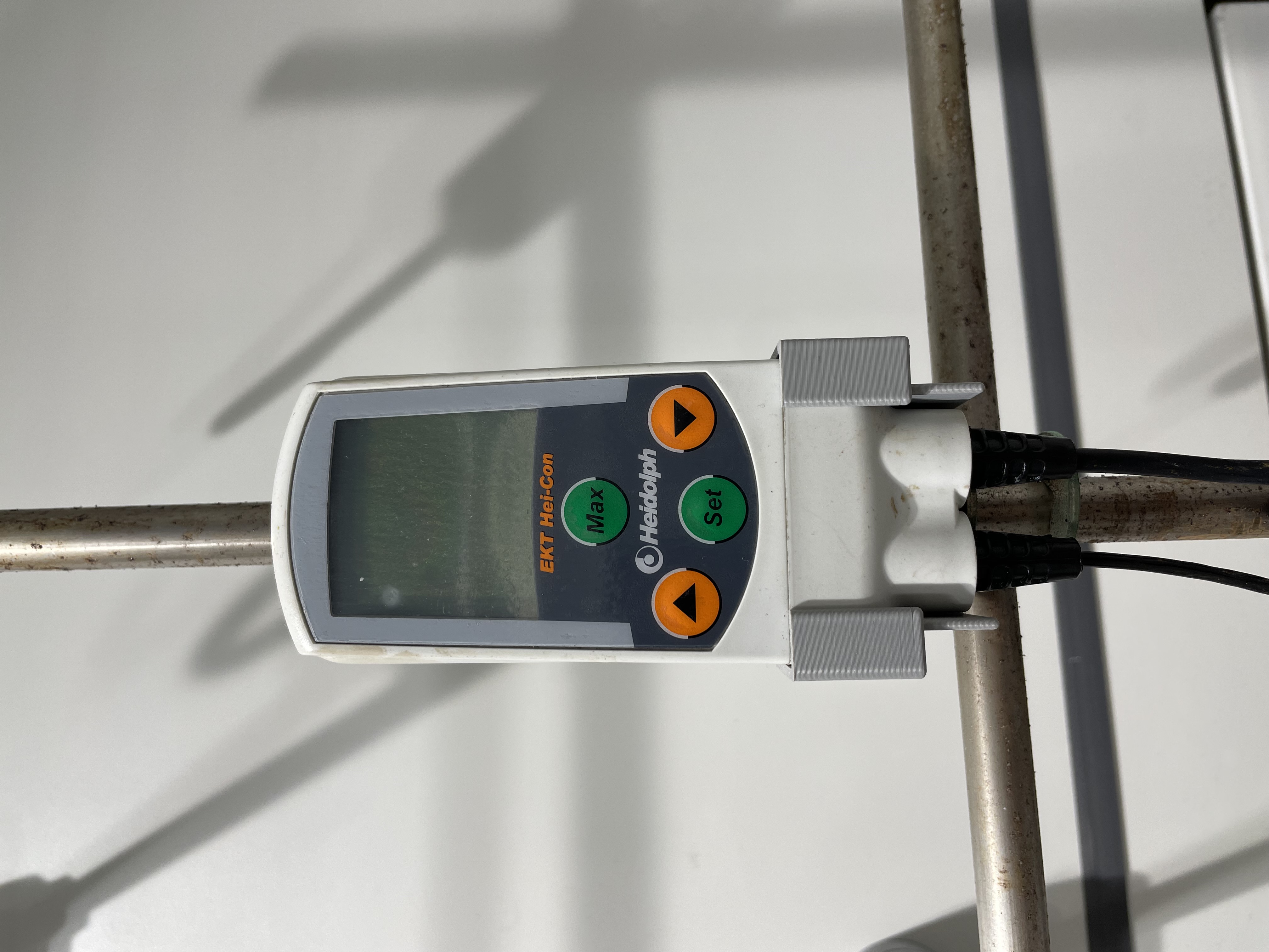 Fume hood thermometer clamp for Heidolph heating plate
