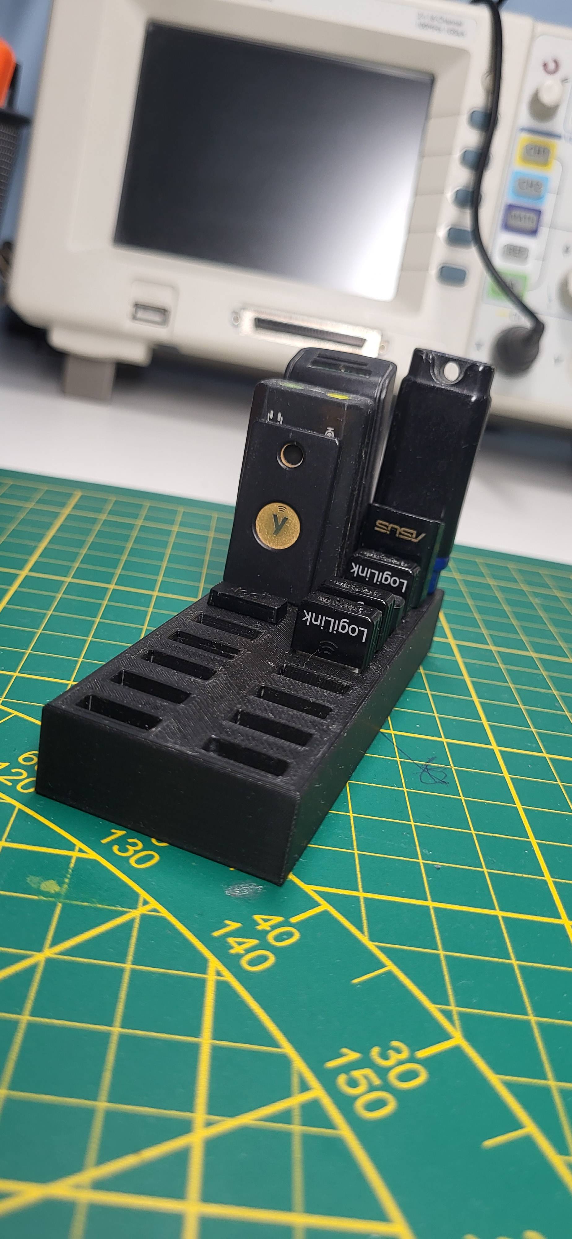 Simple, minimalist organizer for USB devices