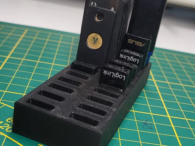 Simple, minimalist organizer for USB devices