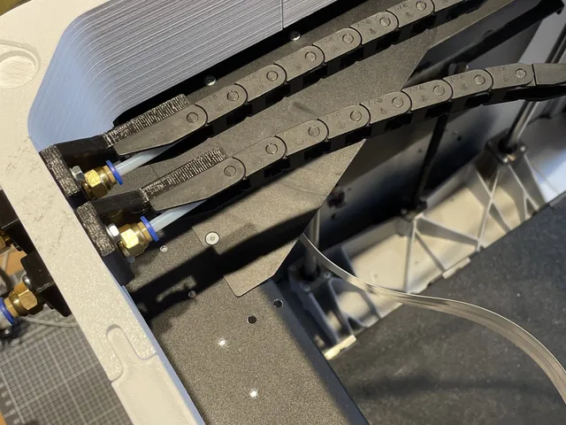 Filamentdurchführung und Schleppkettenhalter - Filament guide and drag chain holder