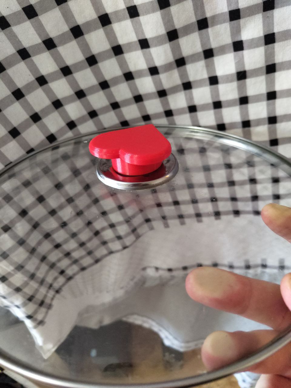 Heart-shaped lid handle
