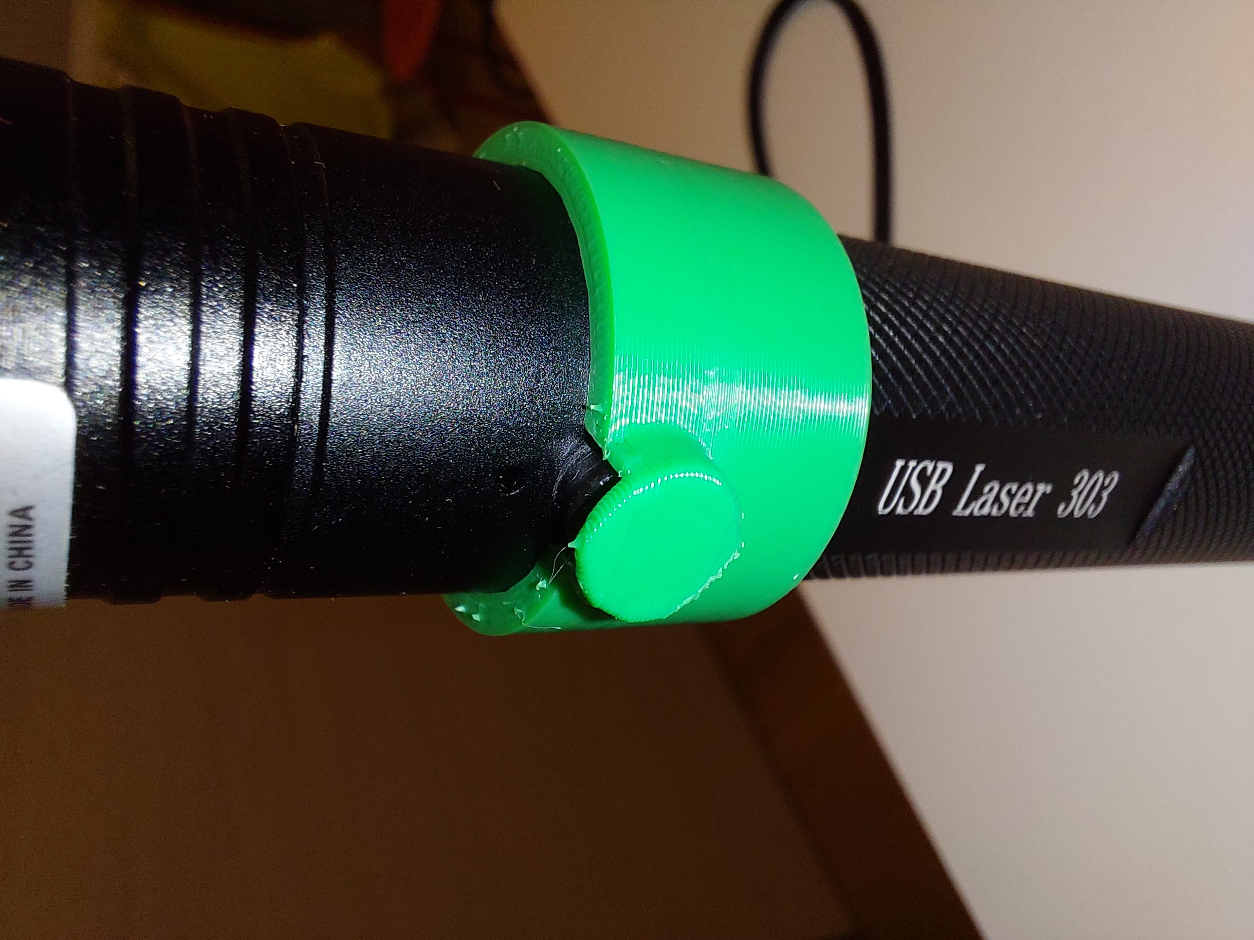Loop clip laser pointer